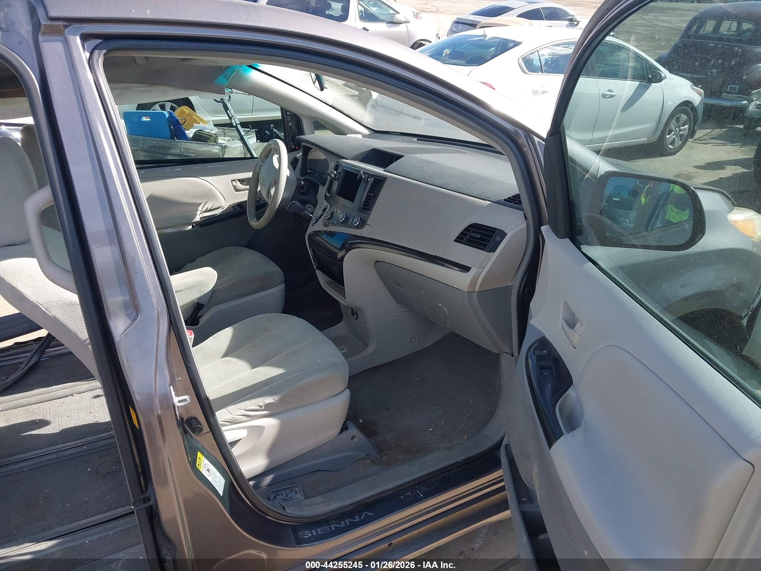 TOYOTA SIENNA image 5