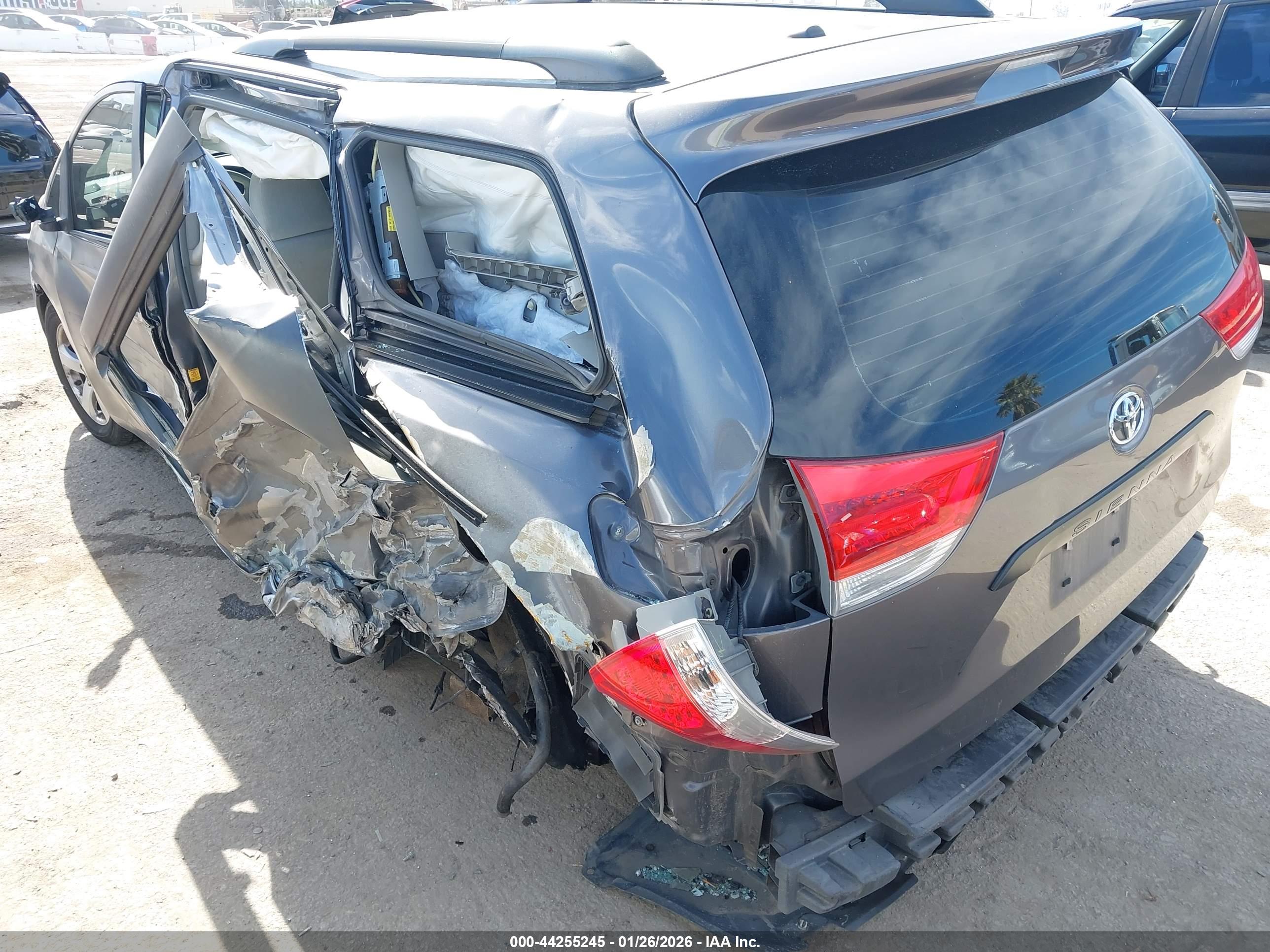 TOYOTA SIENNA image 6