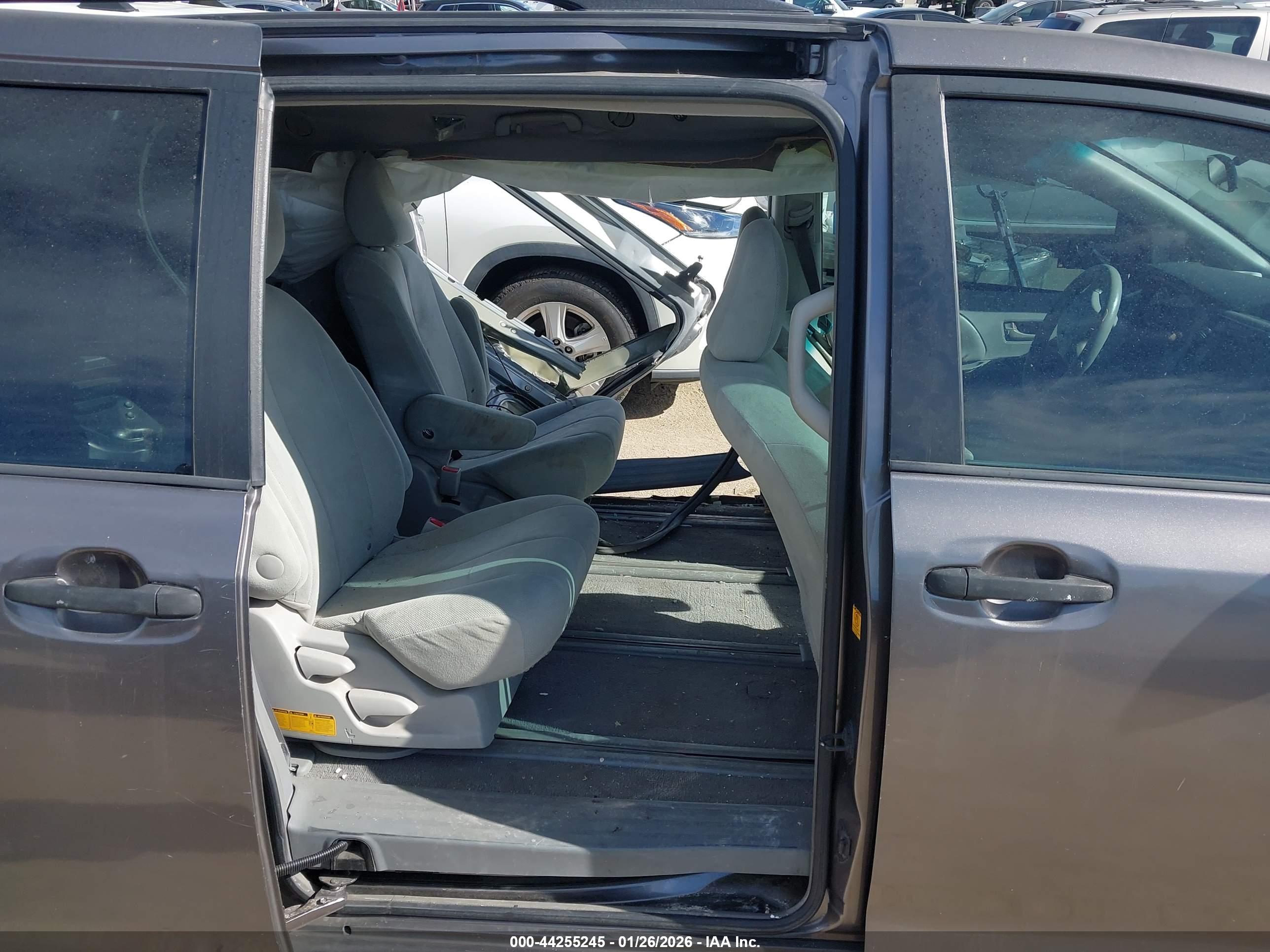 TOYOTA SIENNA image 8