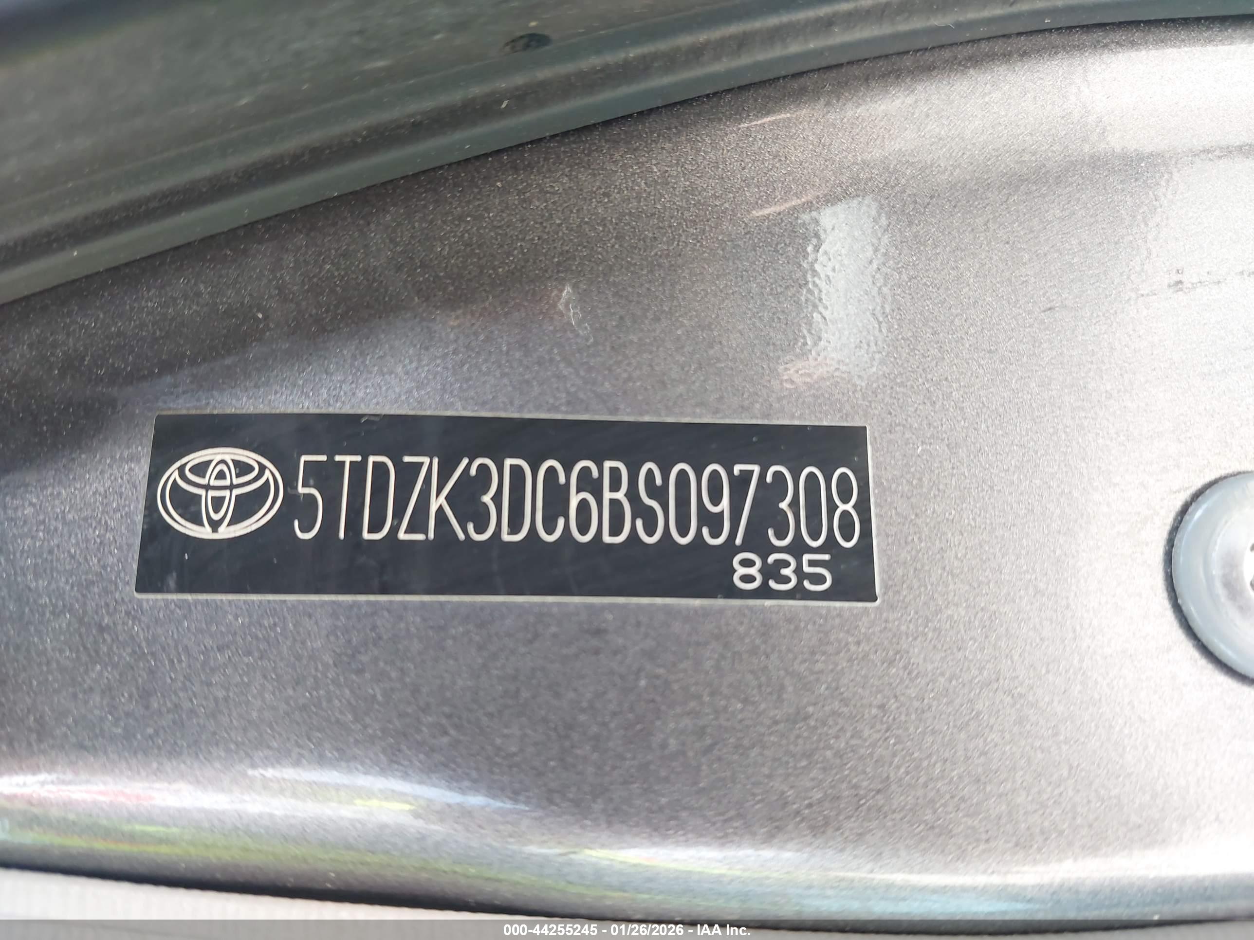 TOYOTA SIENNA image 9