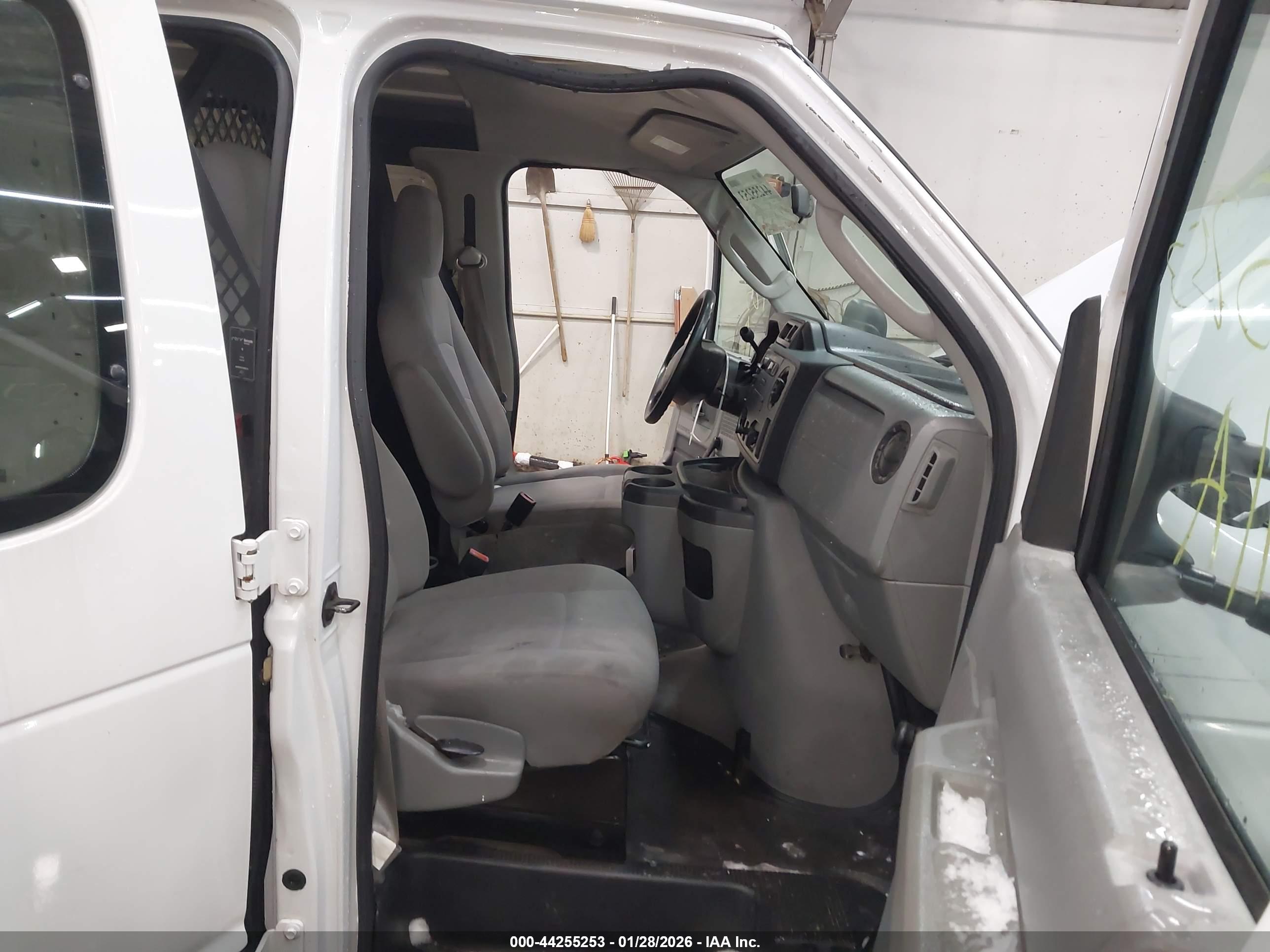 FORD E-150 image 5
