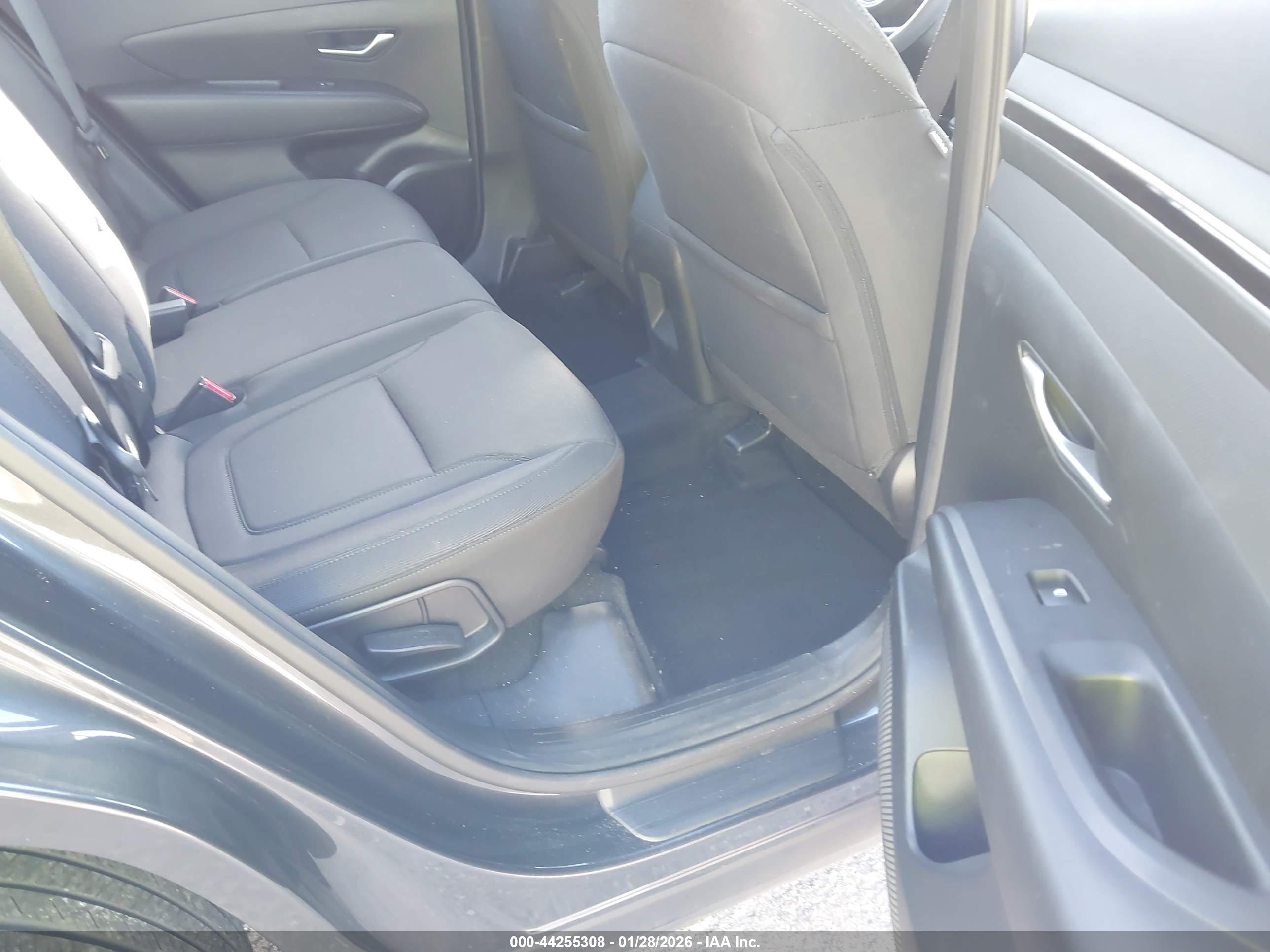 HYUNDAI TUCSON image 8