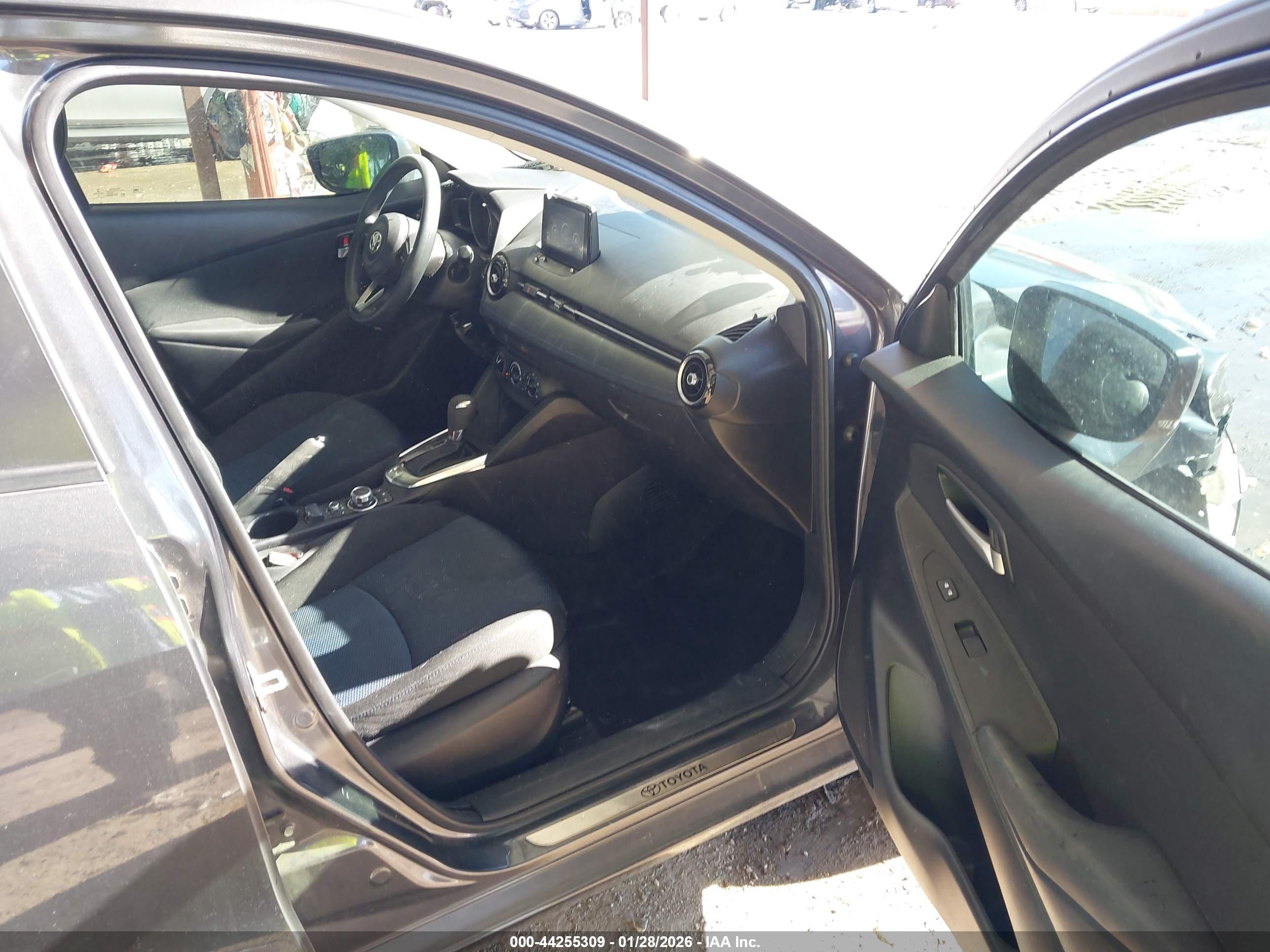 TOYOTA YARIS image 5