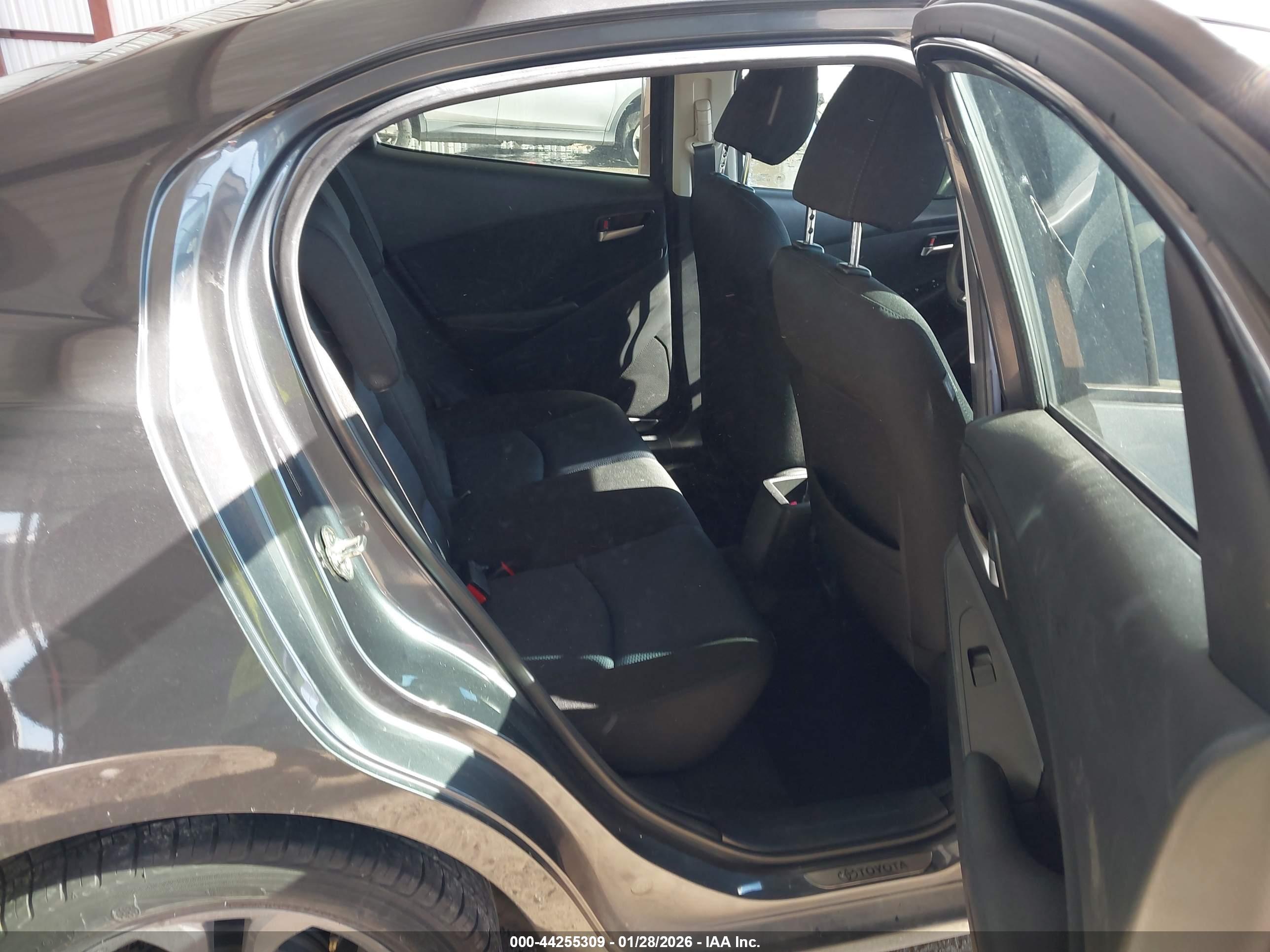 TOYOTA YARIS image 8