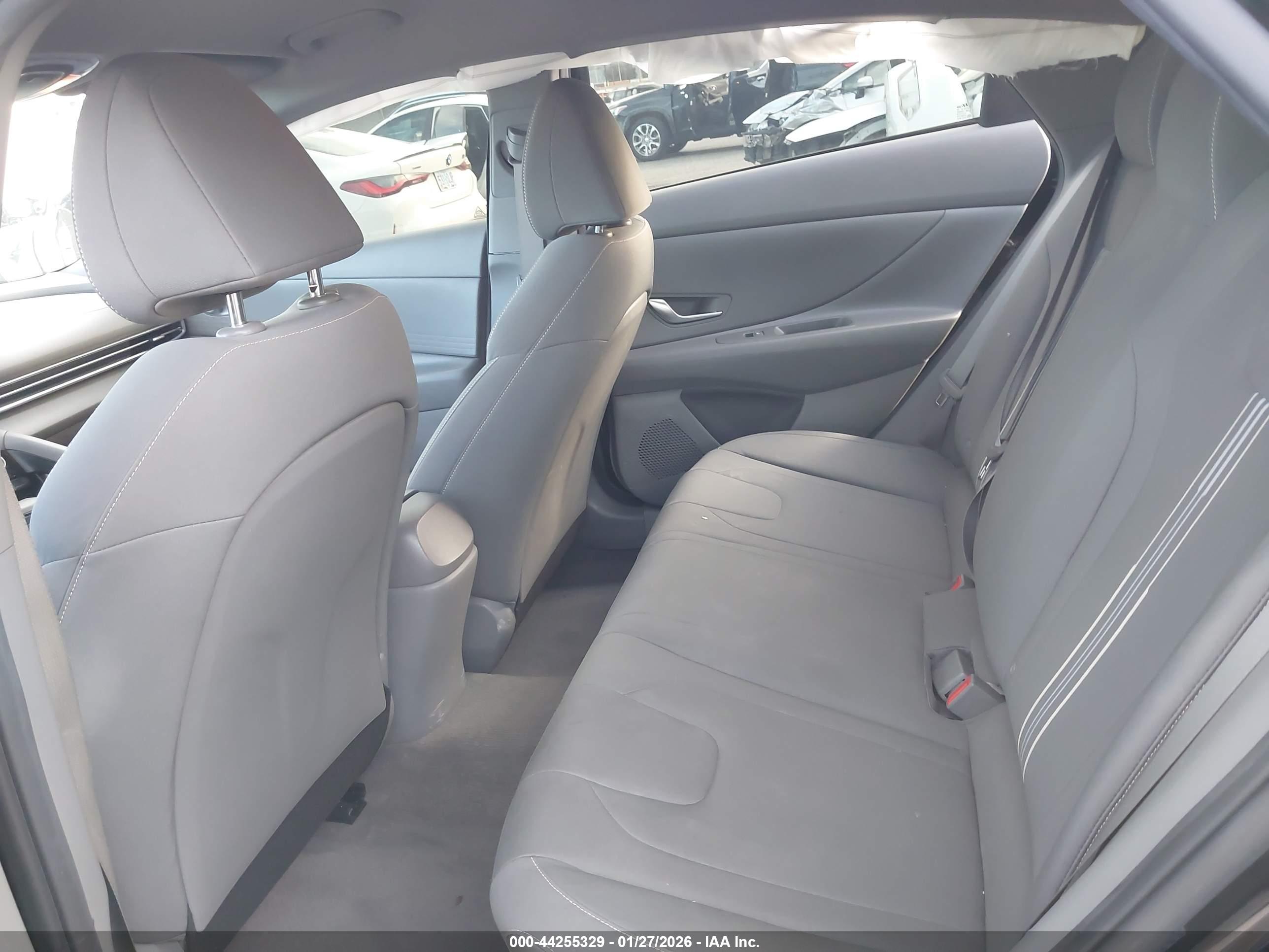 HYUNDAI ELANTRA image 8