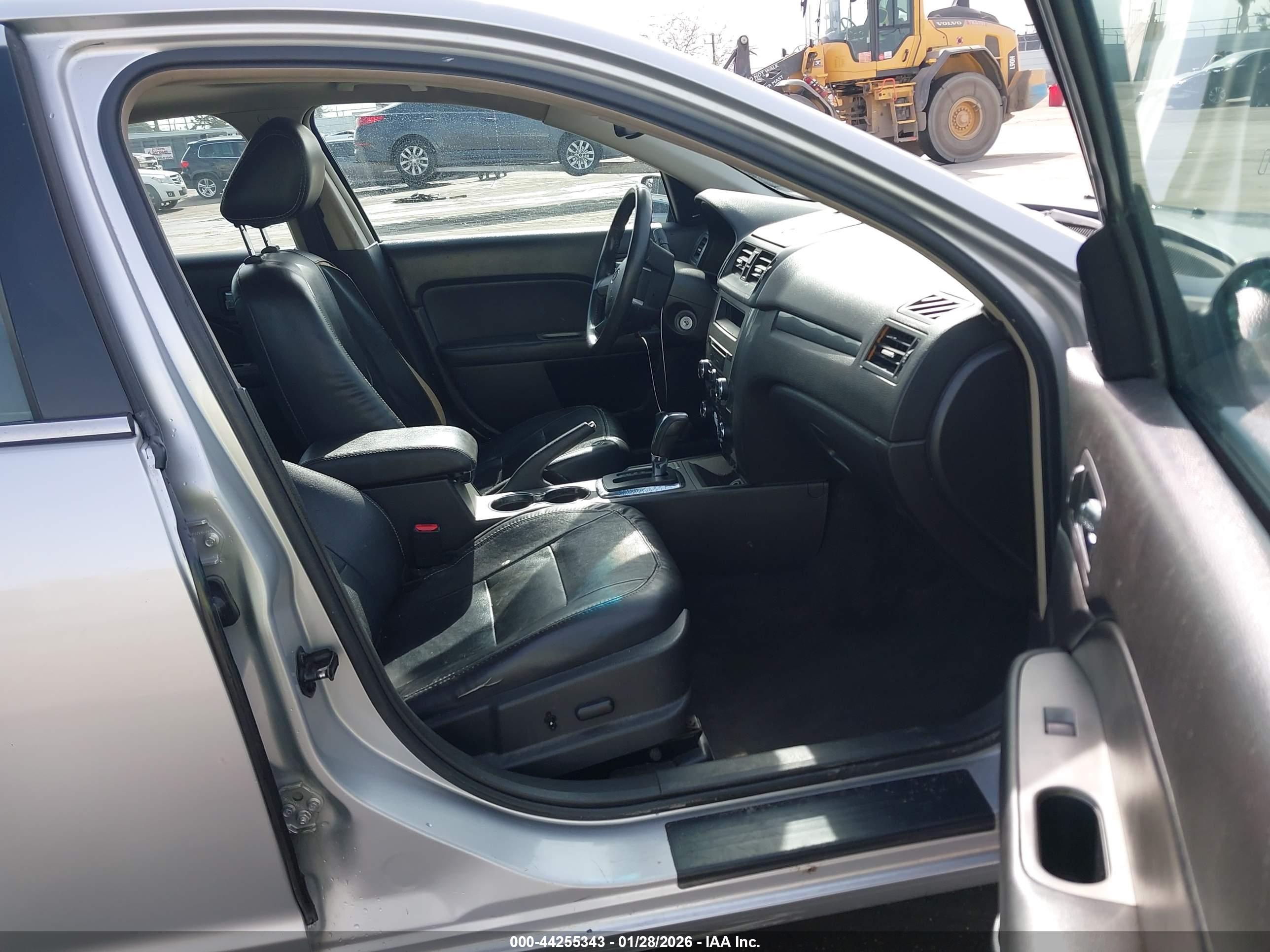 FORD FUSION image 5