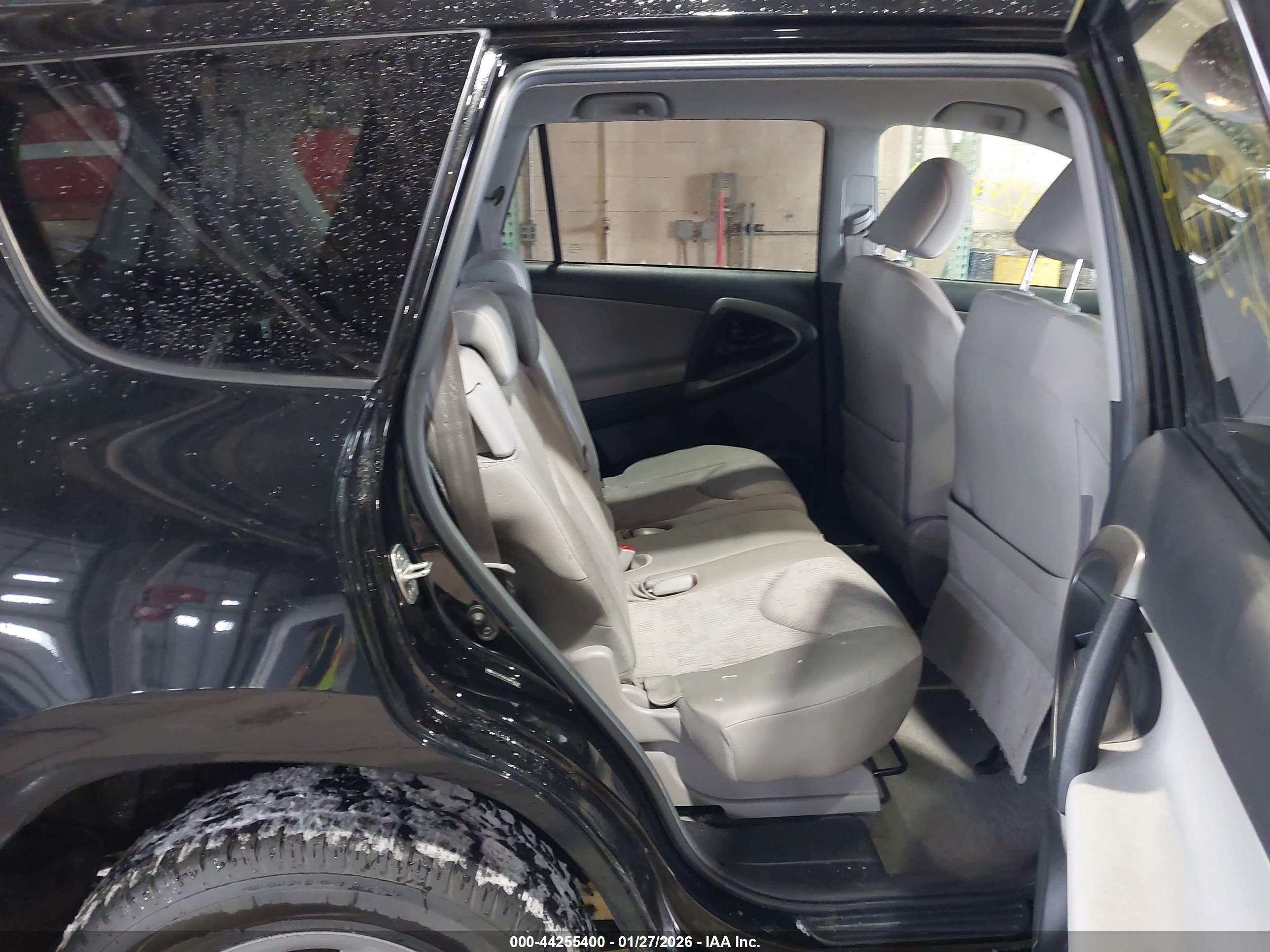 TOYOTA RAV4 image 8