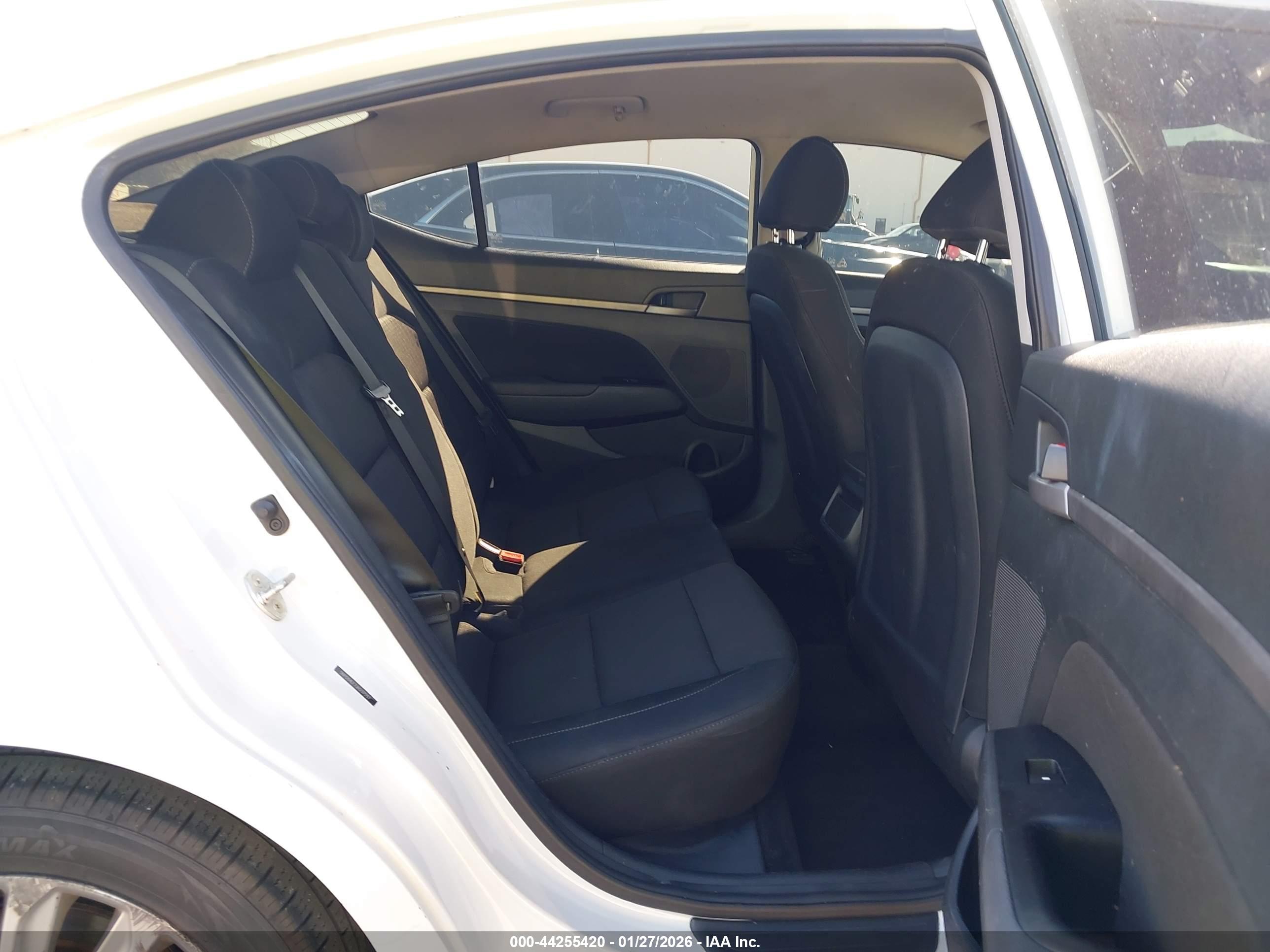 HYUNDAI ELANTRA image 8