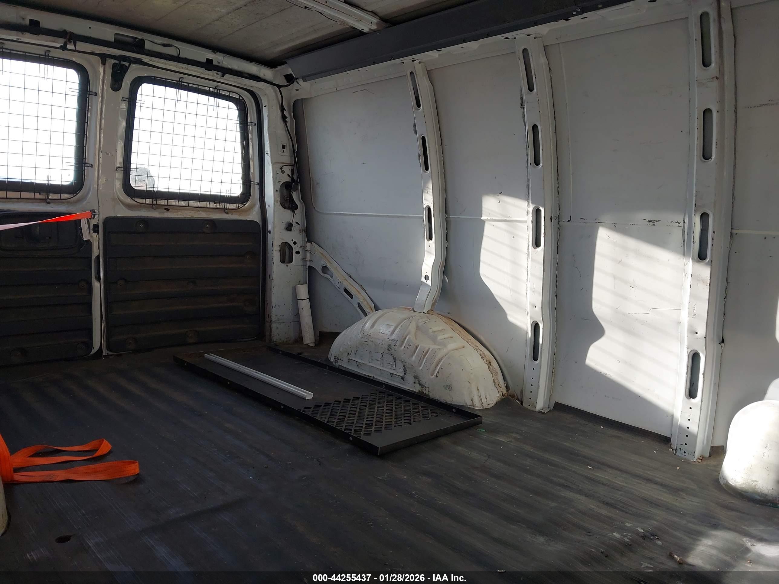 CHEVROLET EXPRESS image 8