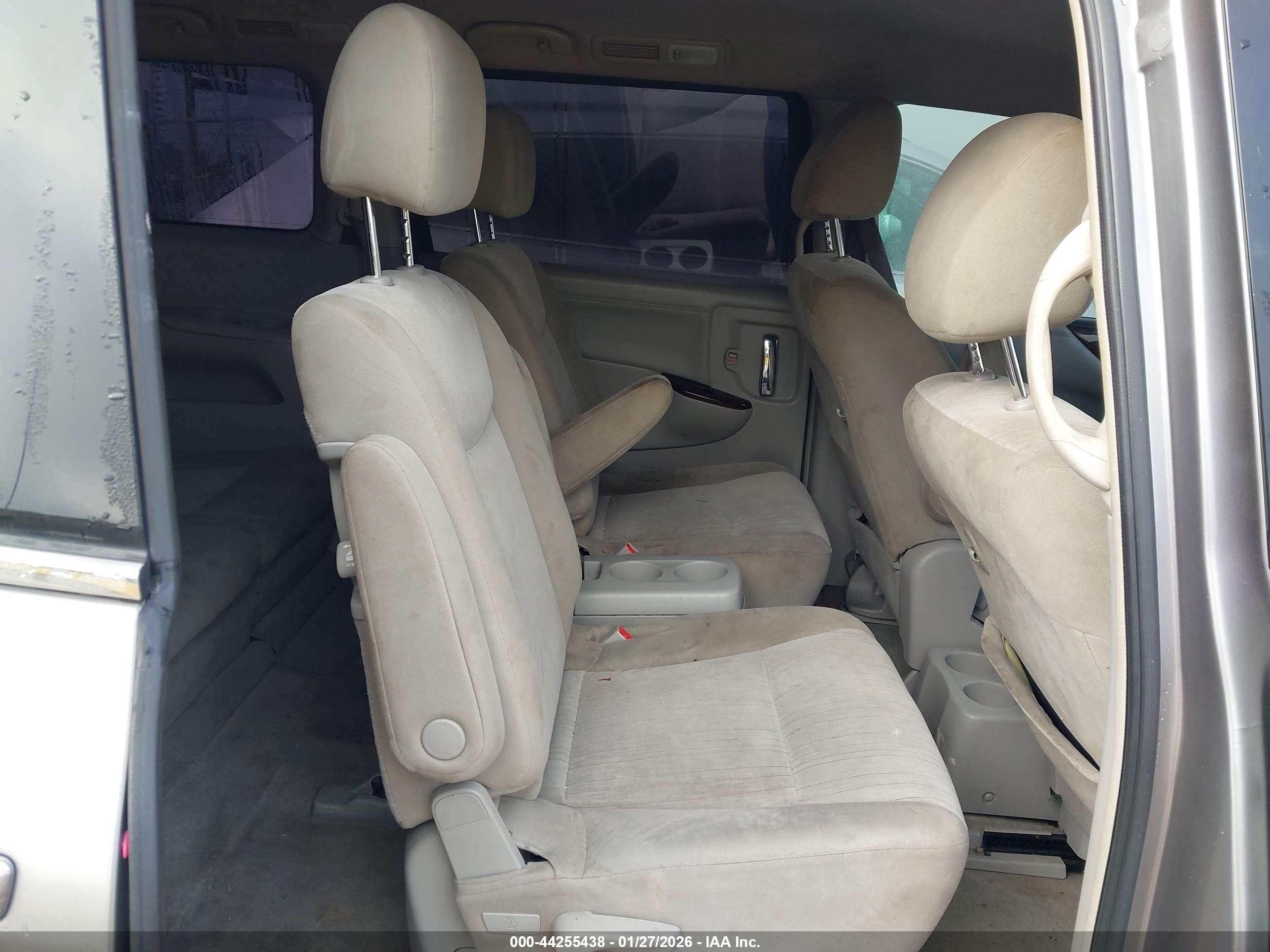 NISSAN QUEST image 8