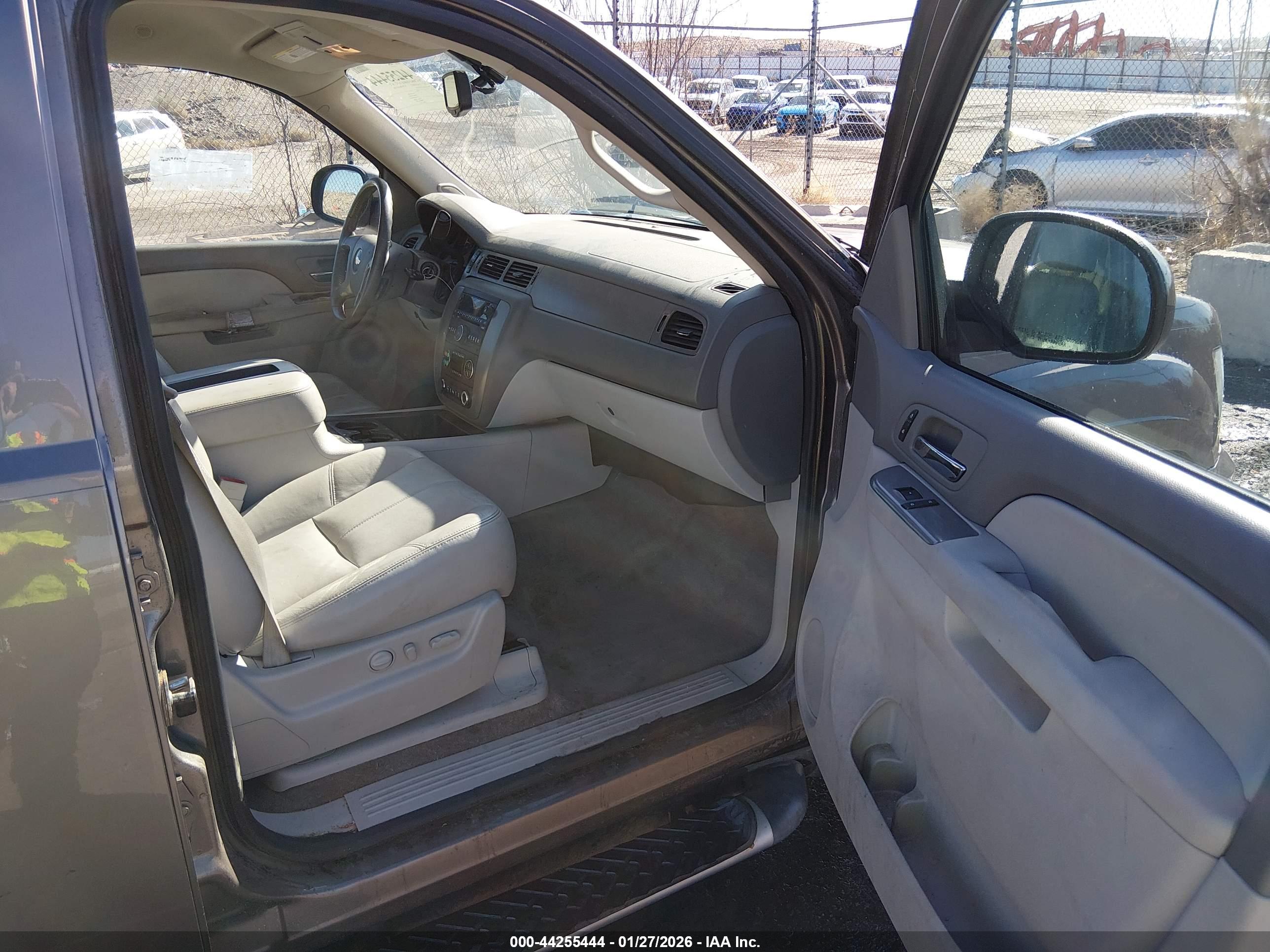 CHEVROLET SUBURBAN image 5