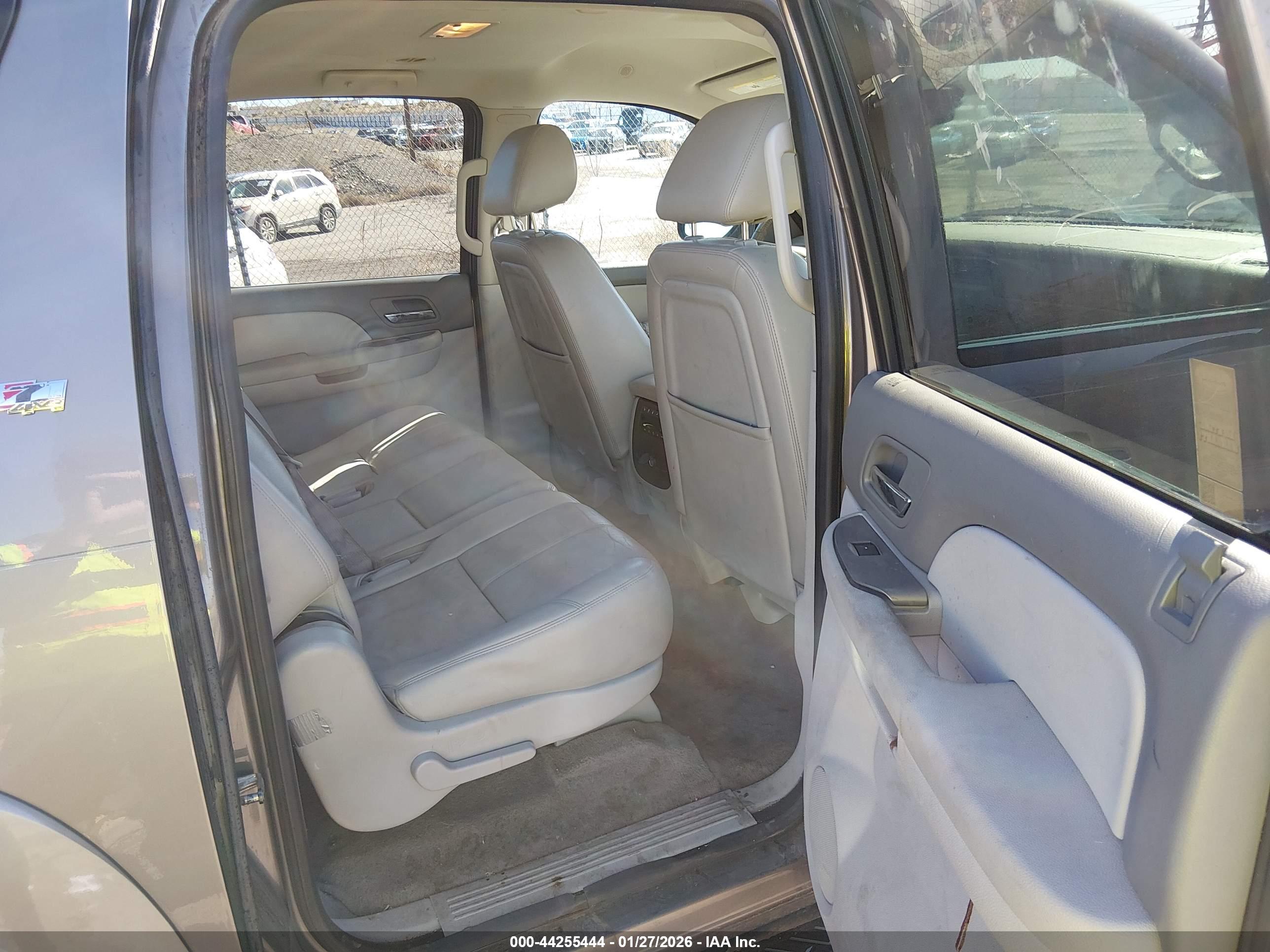 CHEVROLET SUBURBAN image 8