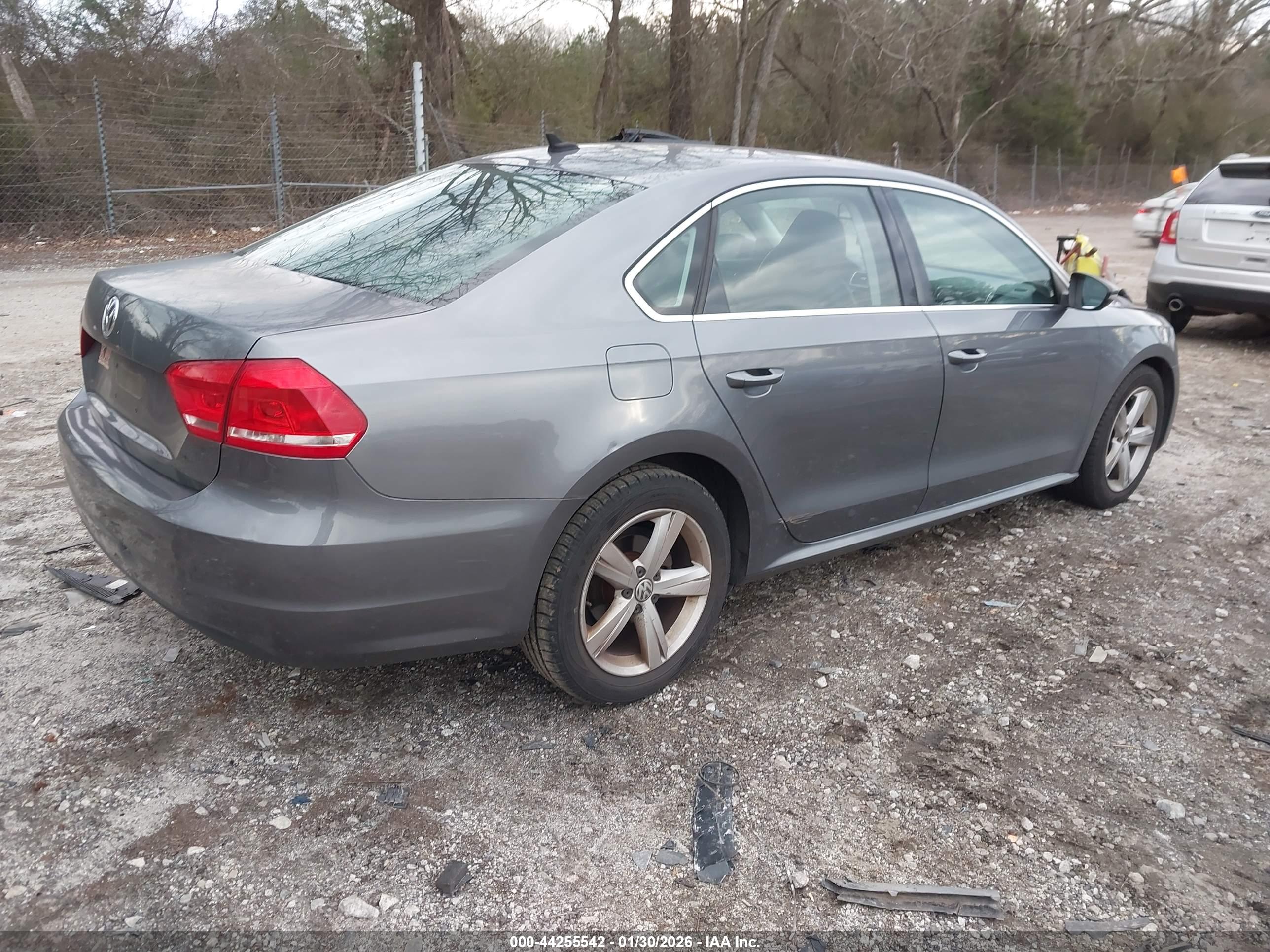 VOLKSWAGEN PASSAT image 4