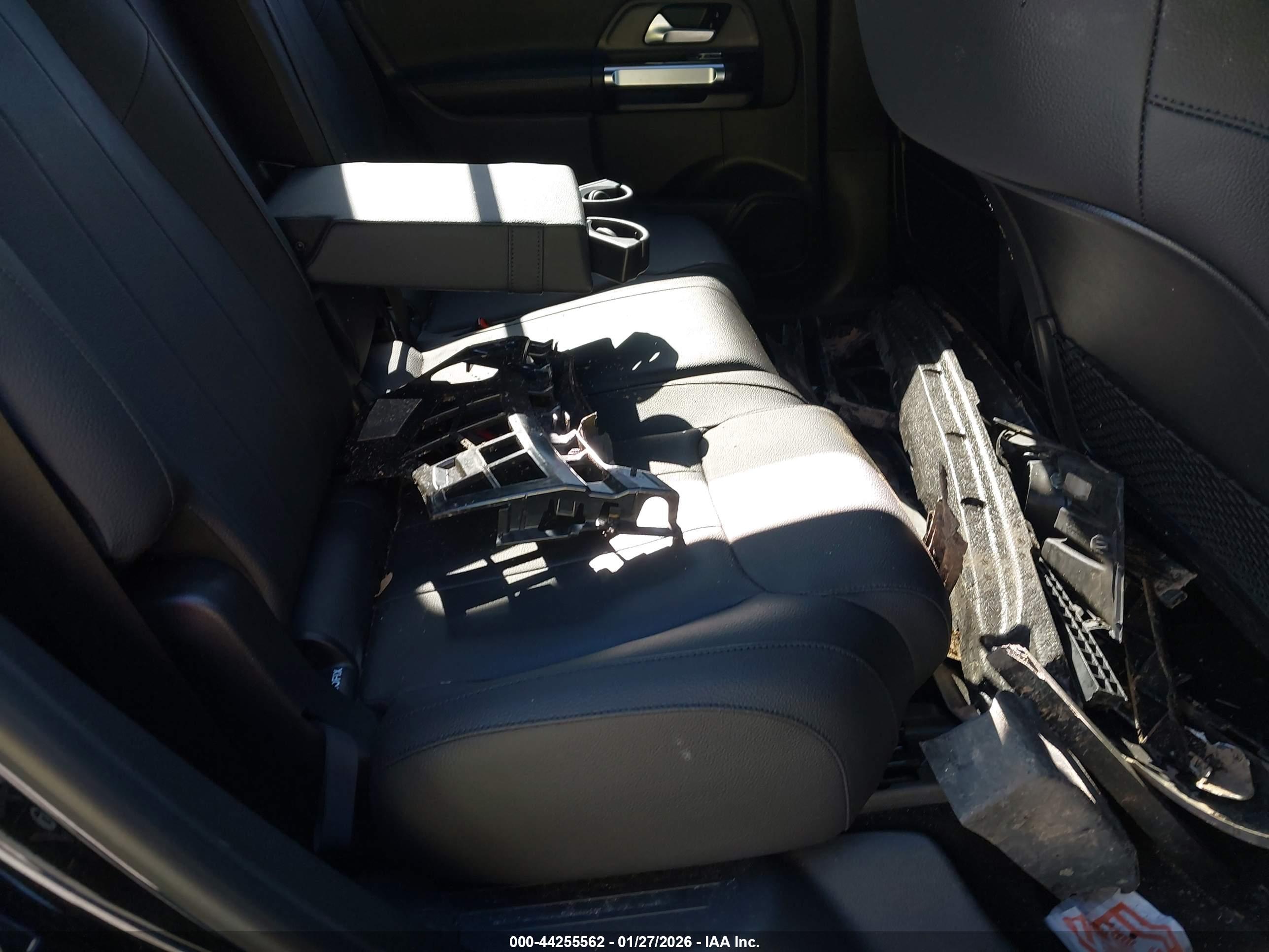 MERCEDES-BENZ GLB image 8