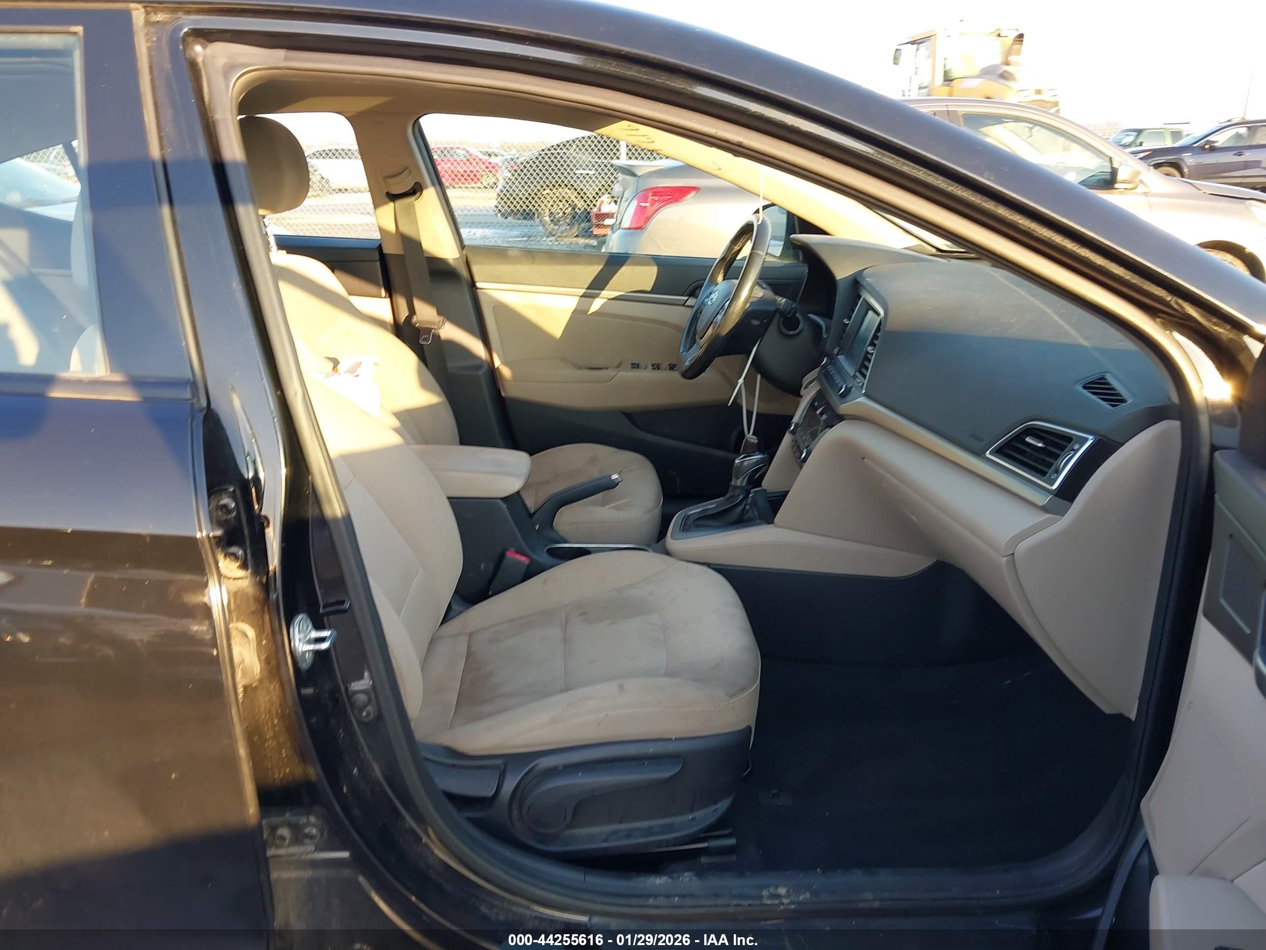 HYUNDAI ELANTRA image 5