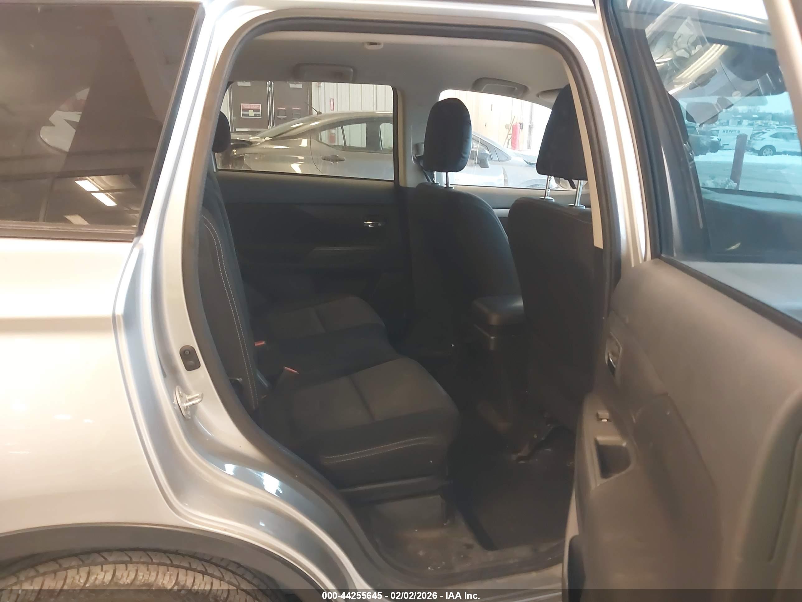 MITSUBISHI OUTLANDER image 8