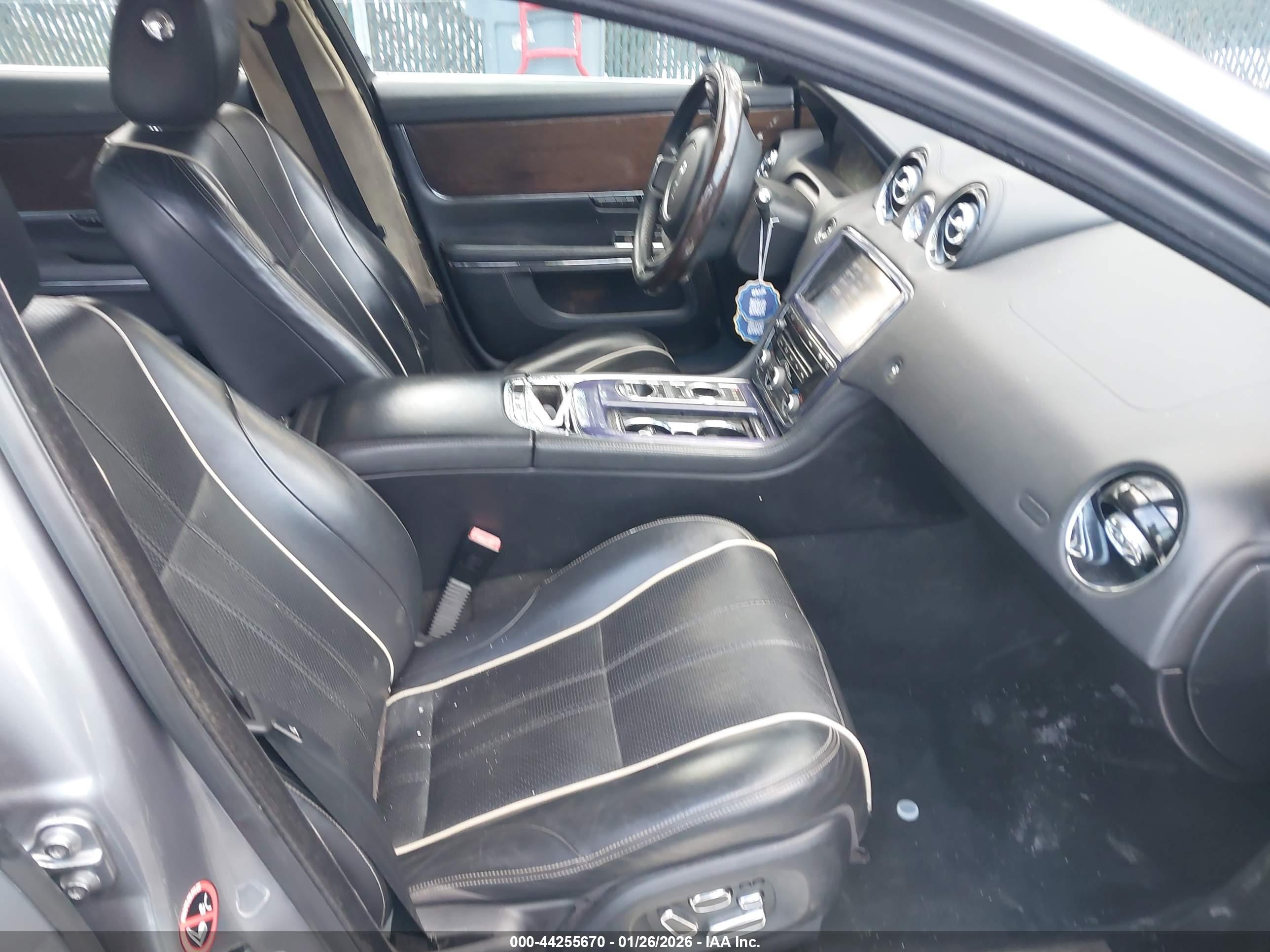 JAGUAR XJ image 5