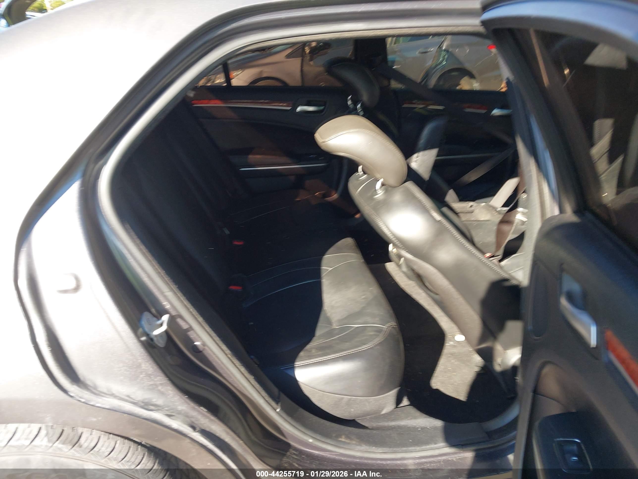 CHRYSLER 300 image 8
