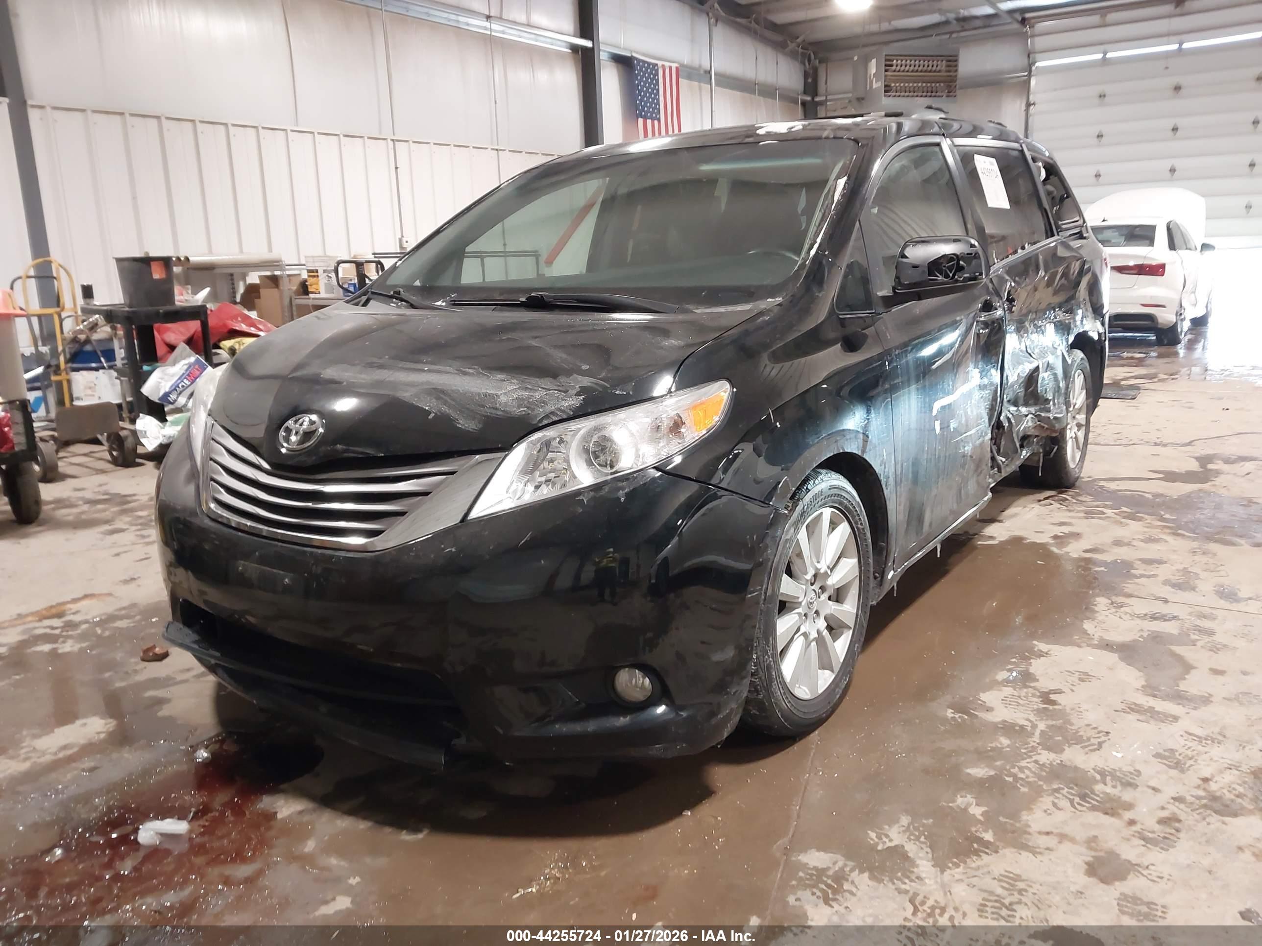 TOYOTA SIENNA image 2