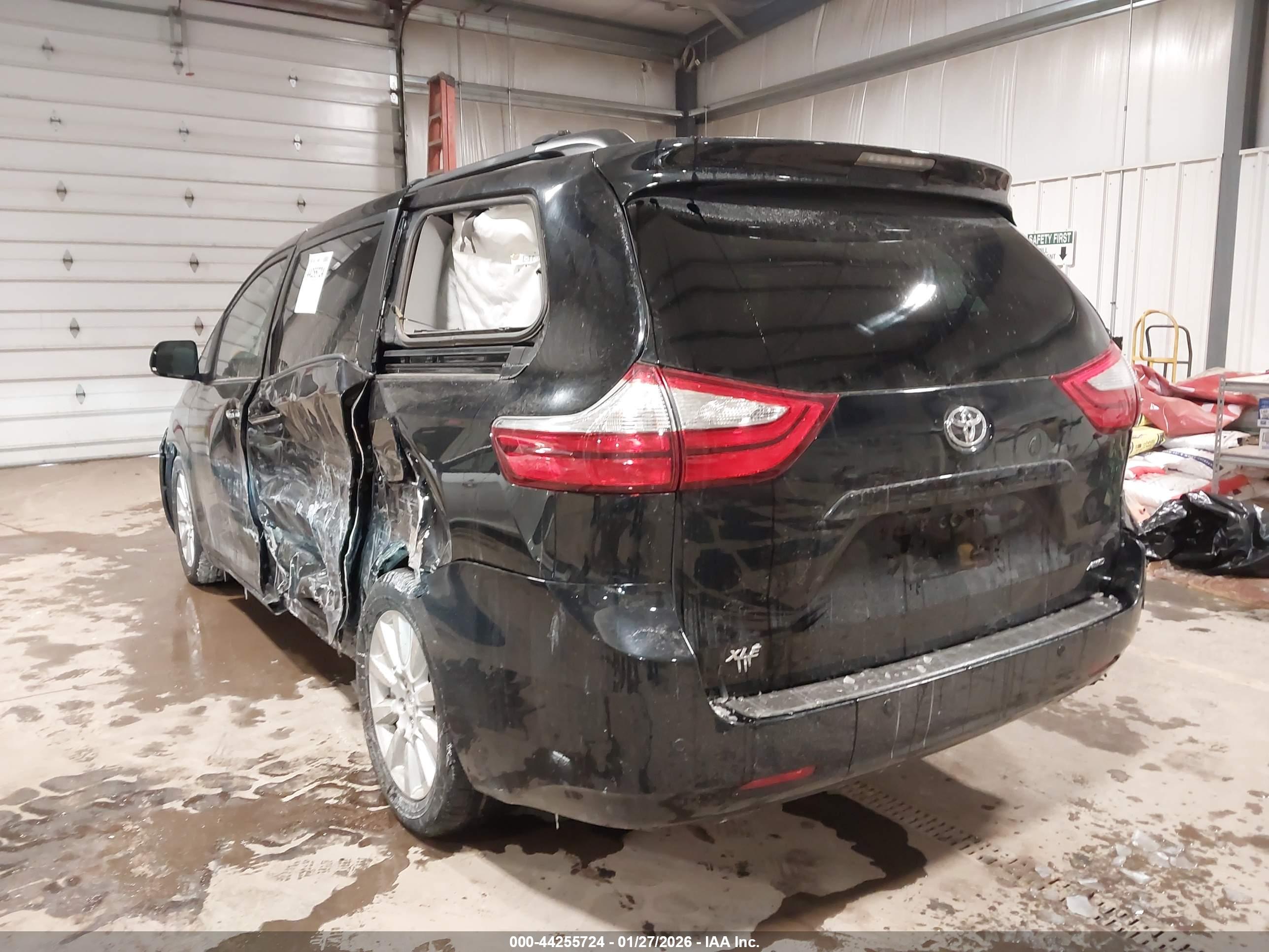 TOYOTA SIENNA image 3