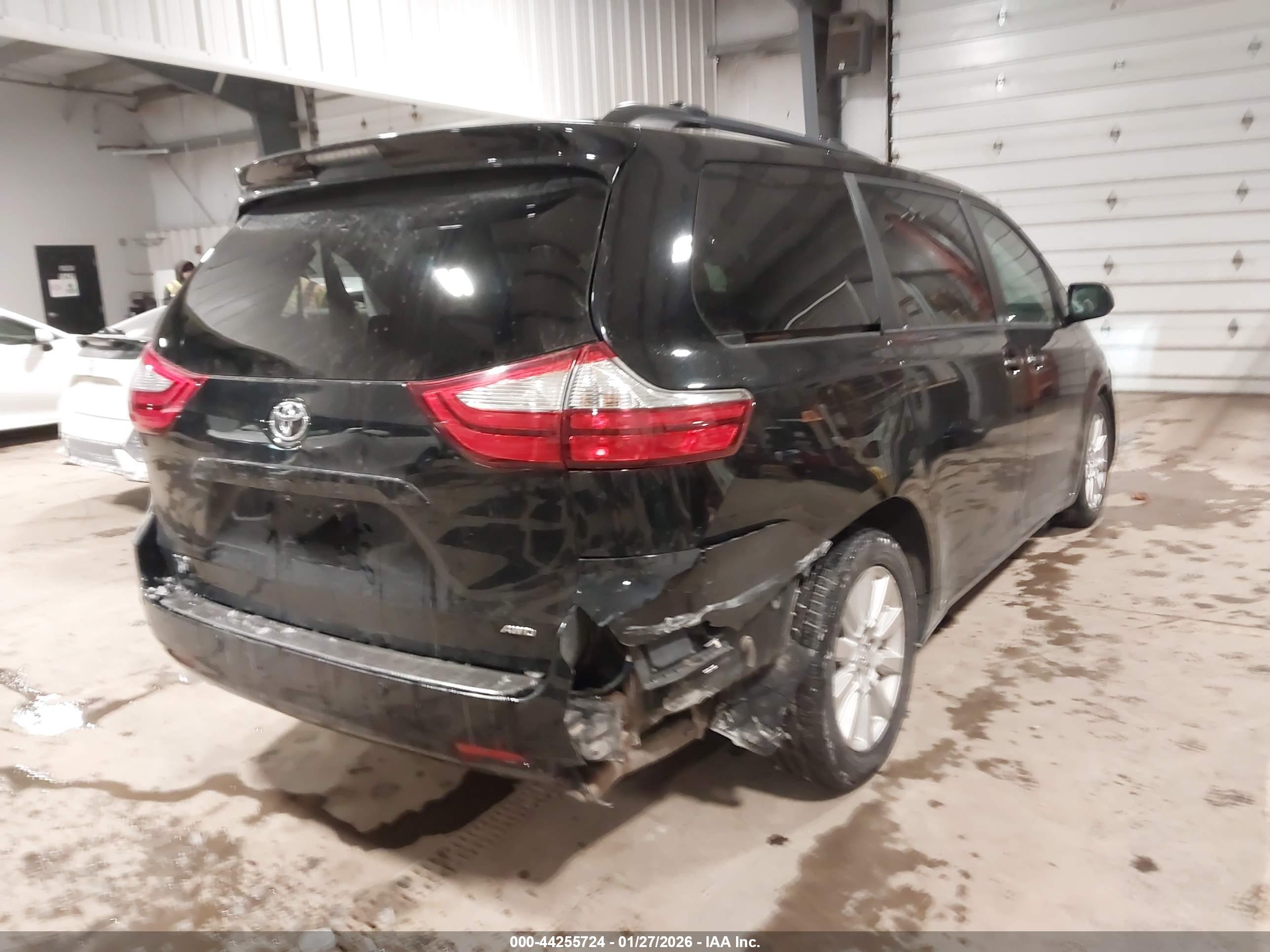 TOYOTA SIENNA image 4