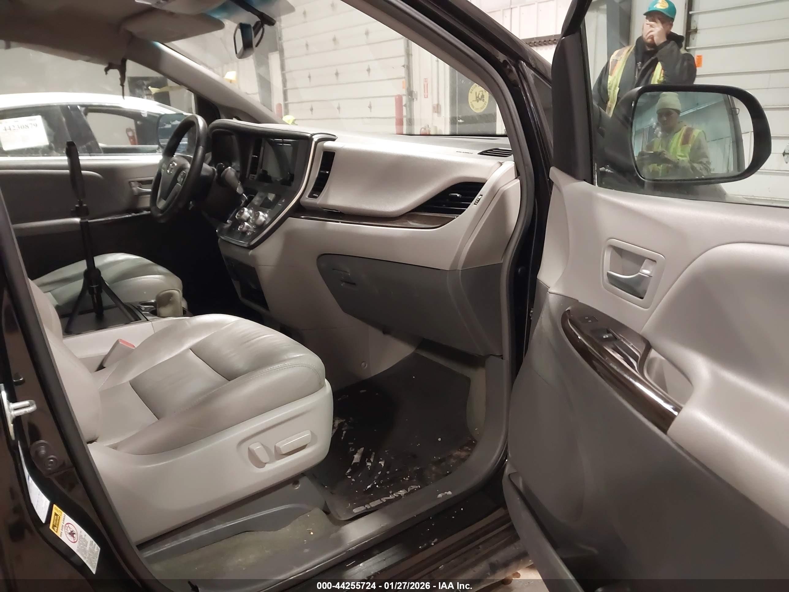 TOYOTA SIENNA image 5