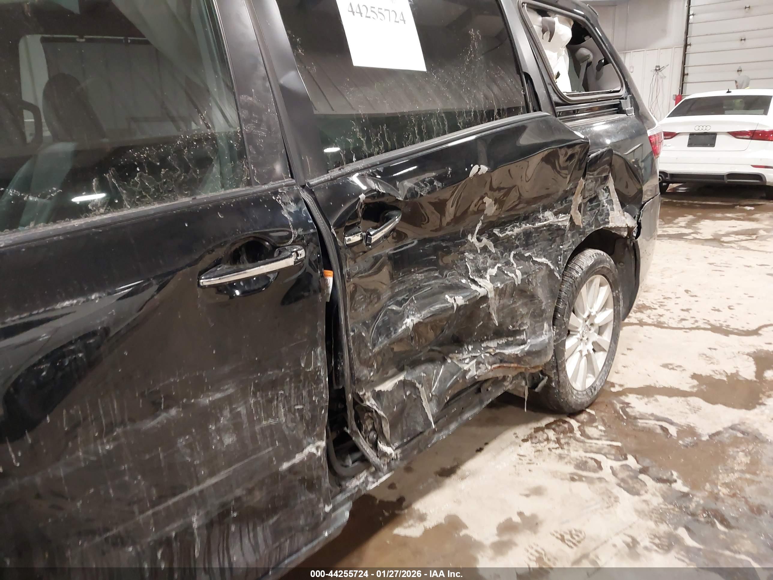 TOYOTA SIENNA image 6