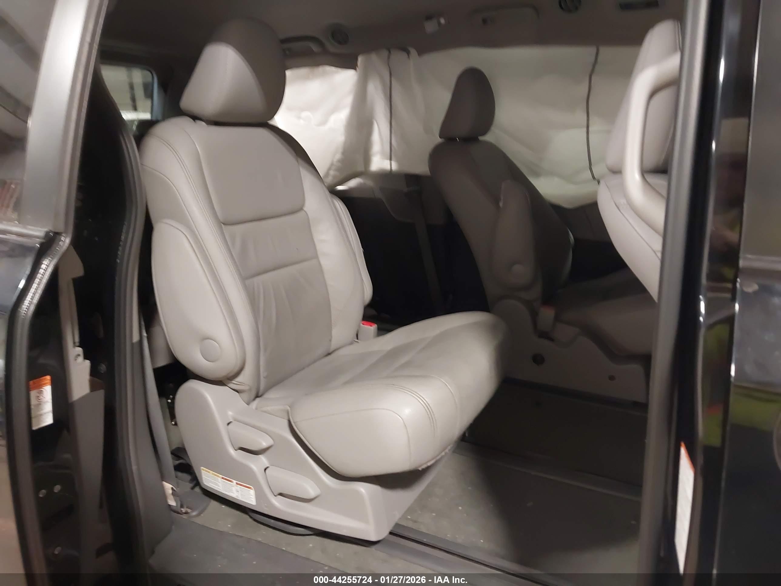 TOYOTA SIENNA image 8
