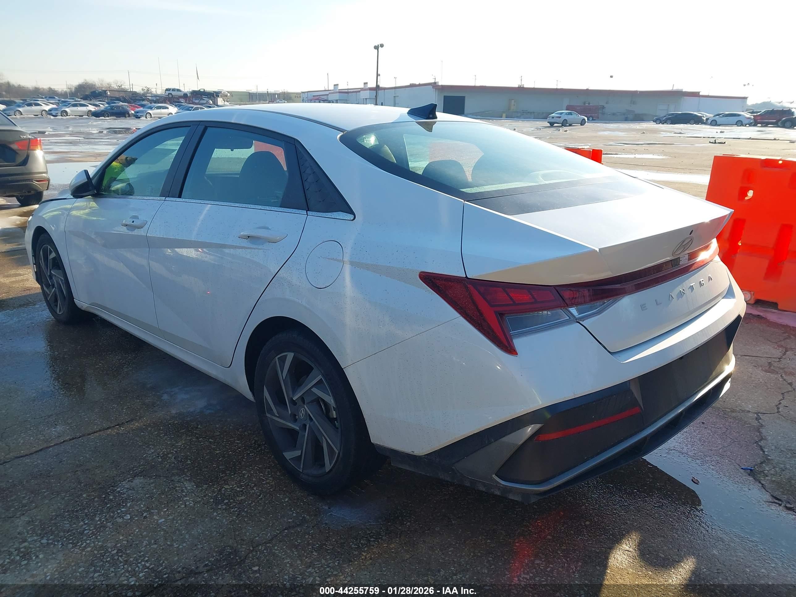HYUNDAI ELANTRA image 3