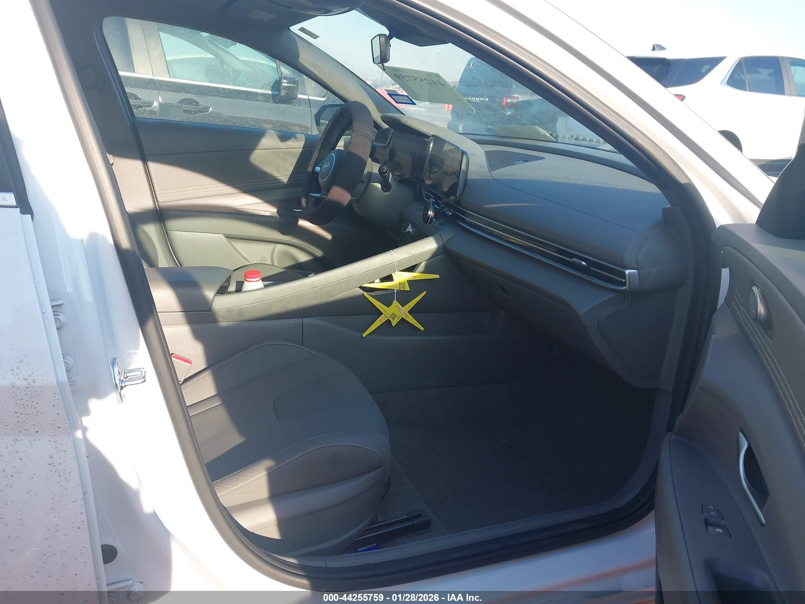 HYUNDAI ELANTRA image 5
