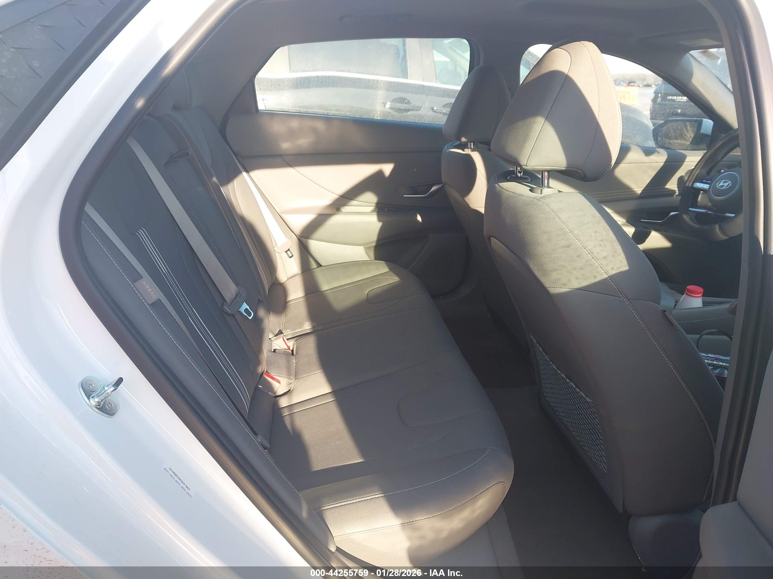 HYUNDAI ELANTRA image 8