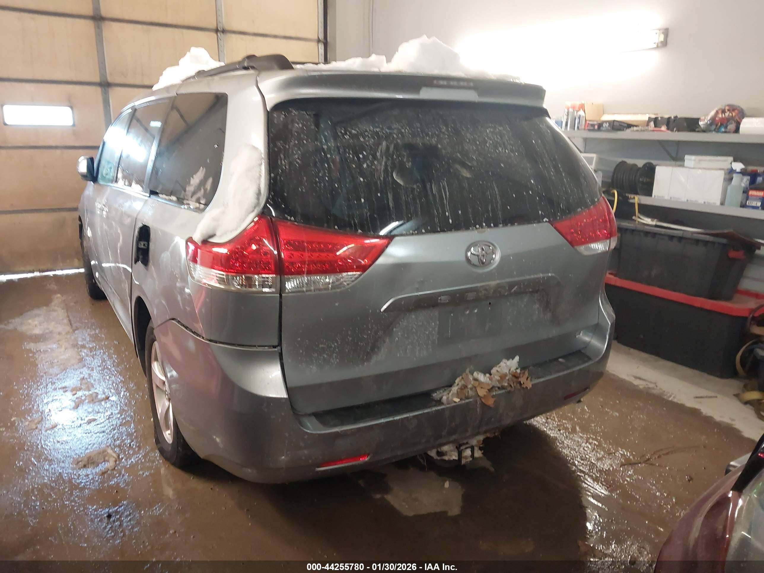 TOYOTA SIENNA image 3