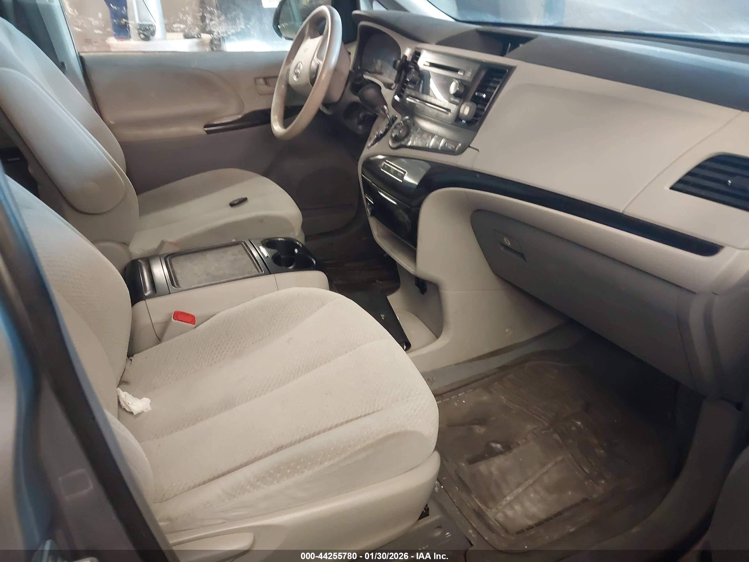 TOYOTA SIENNA image 5