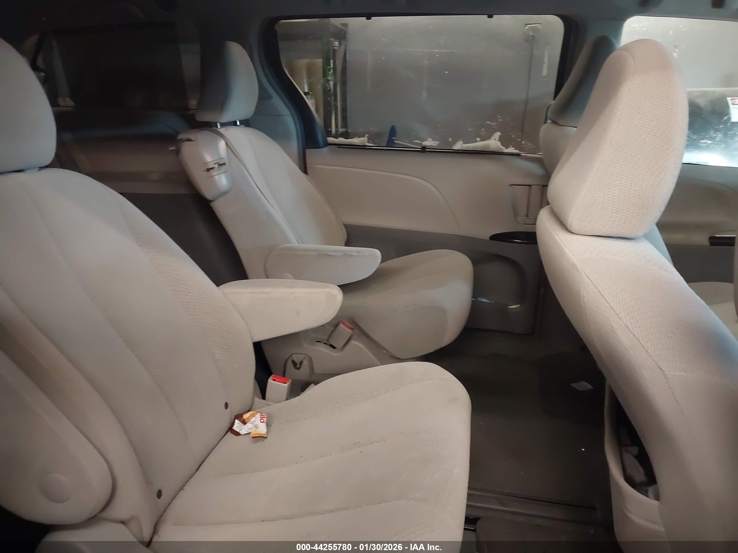 TOYOTA SIENNA image 8