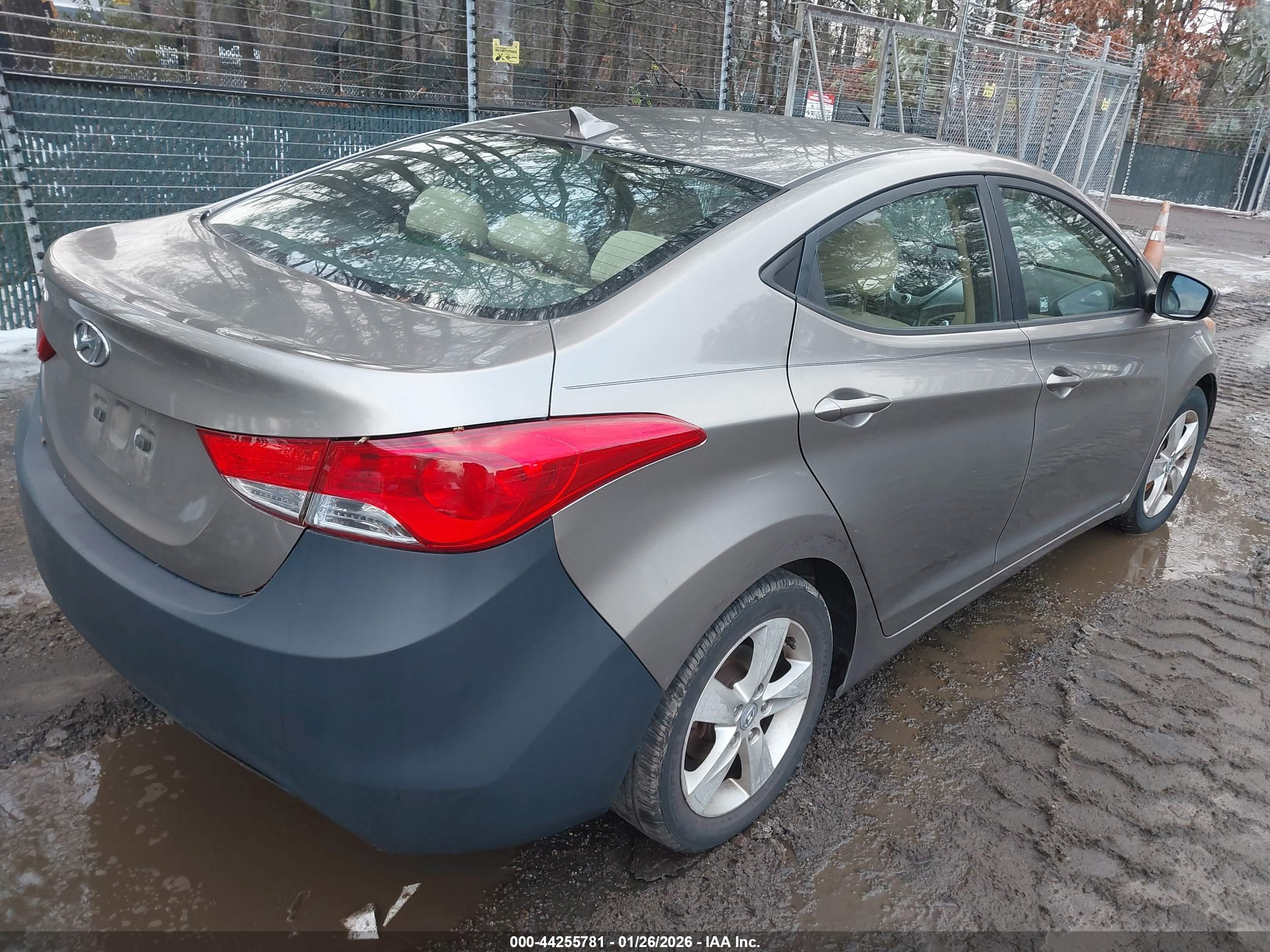 HYUNDAI ELANTRA image 4