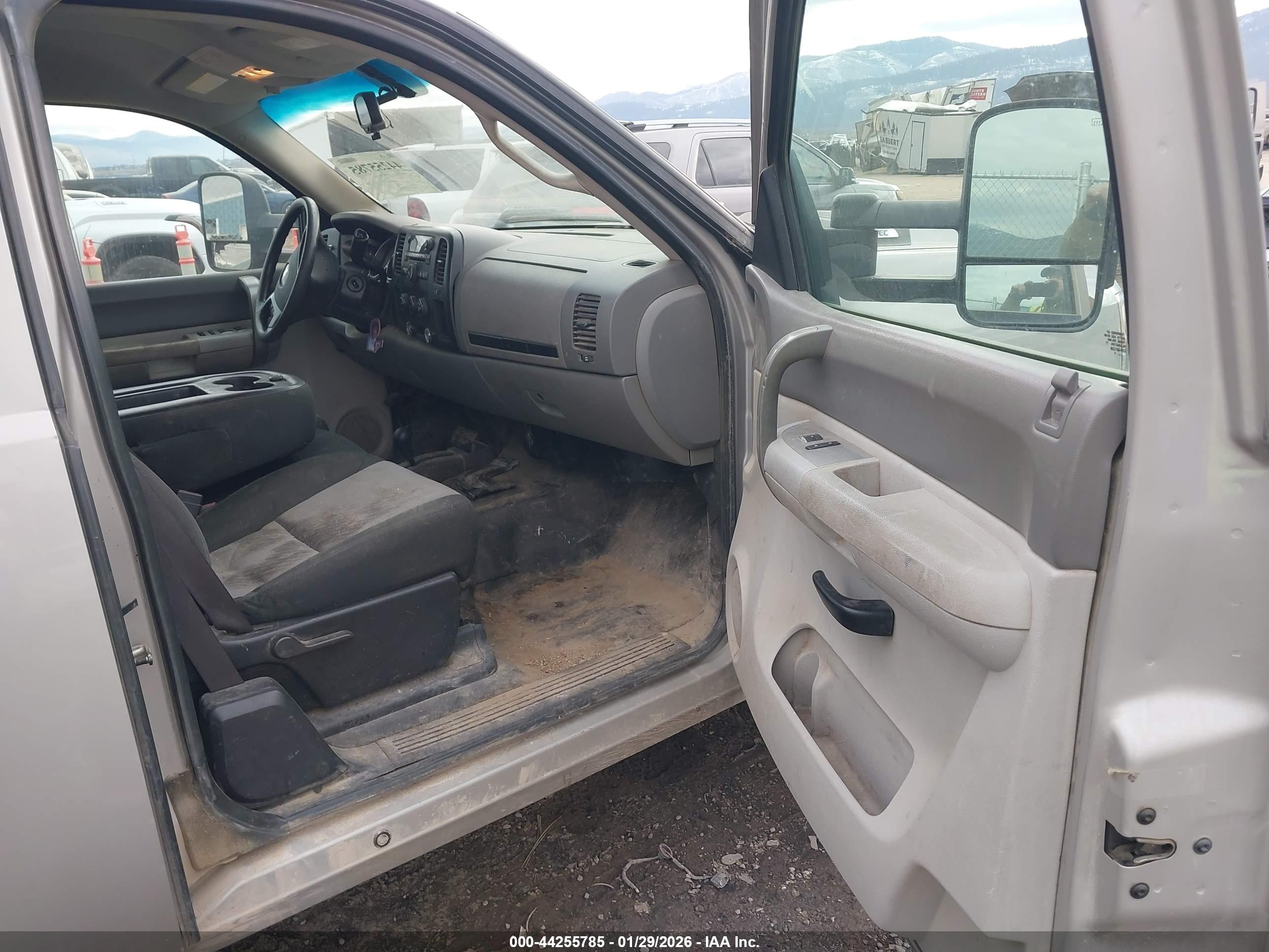 CHEVROLET SILVERADO image 5