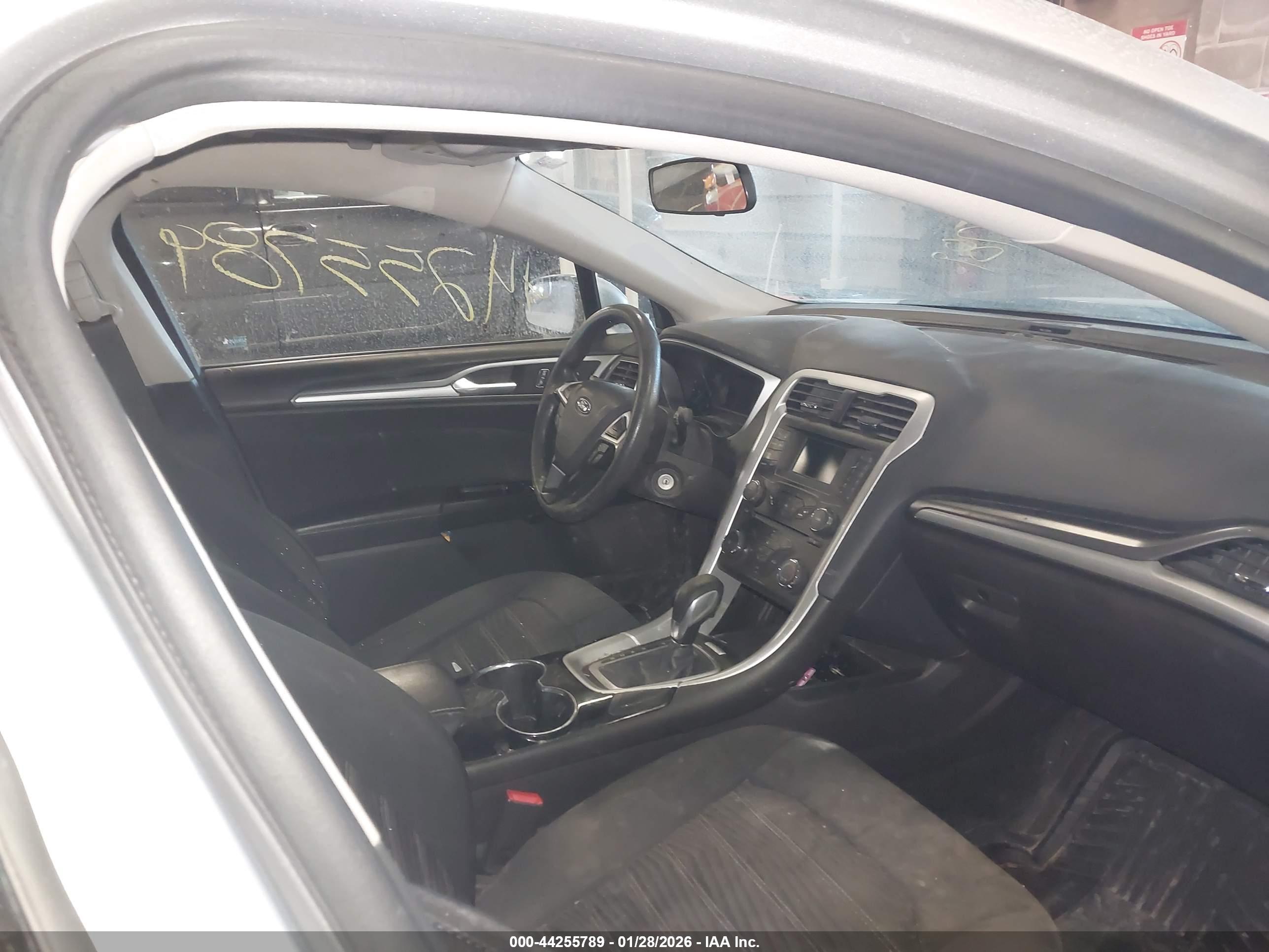 FORD FUSION image 5
