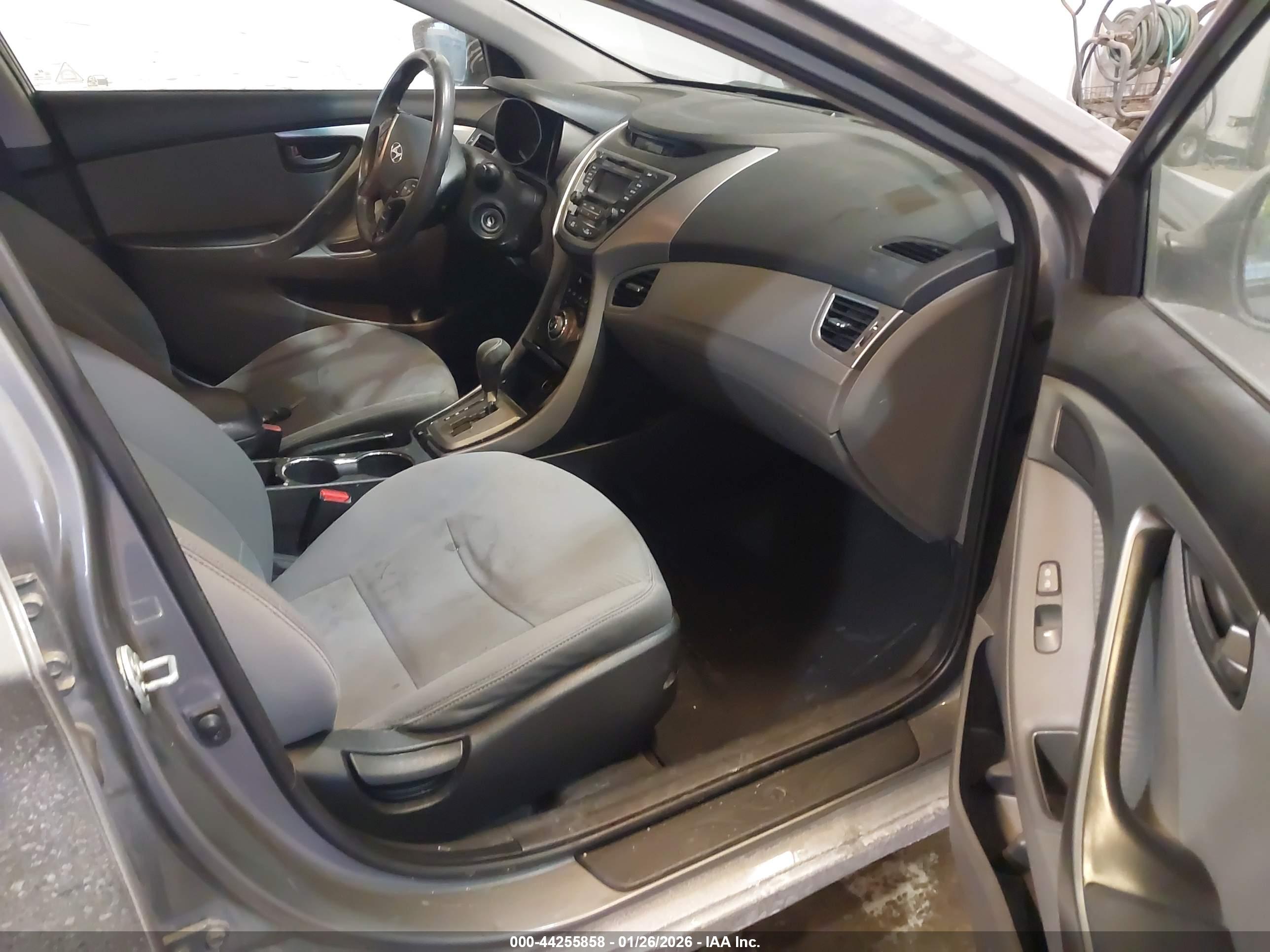 HYUNDAI ELANTRA image 5