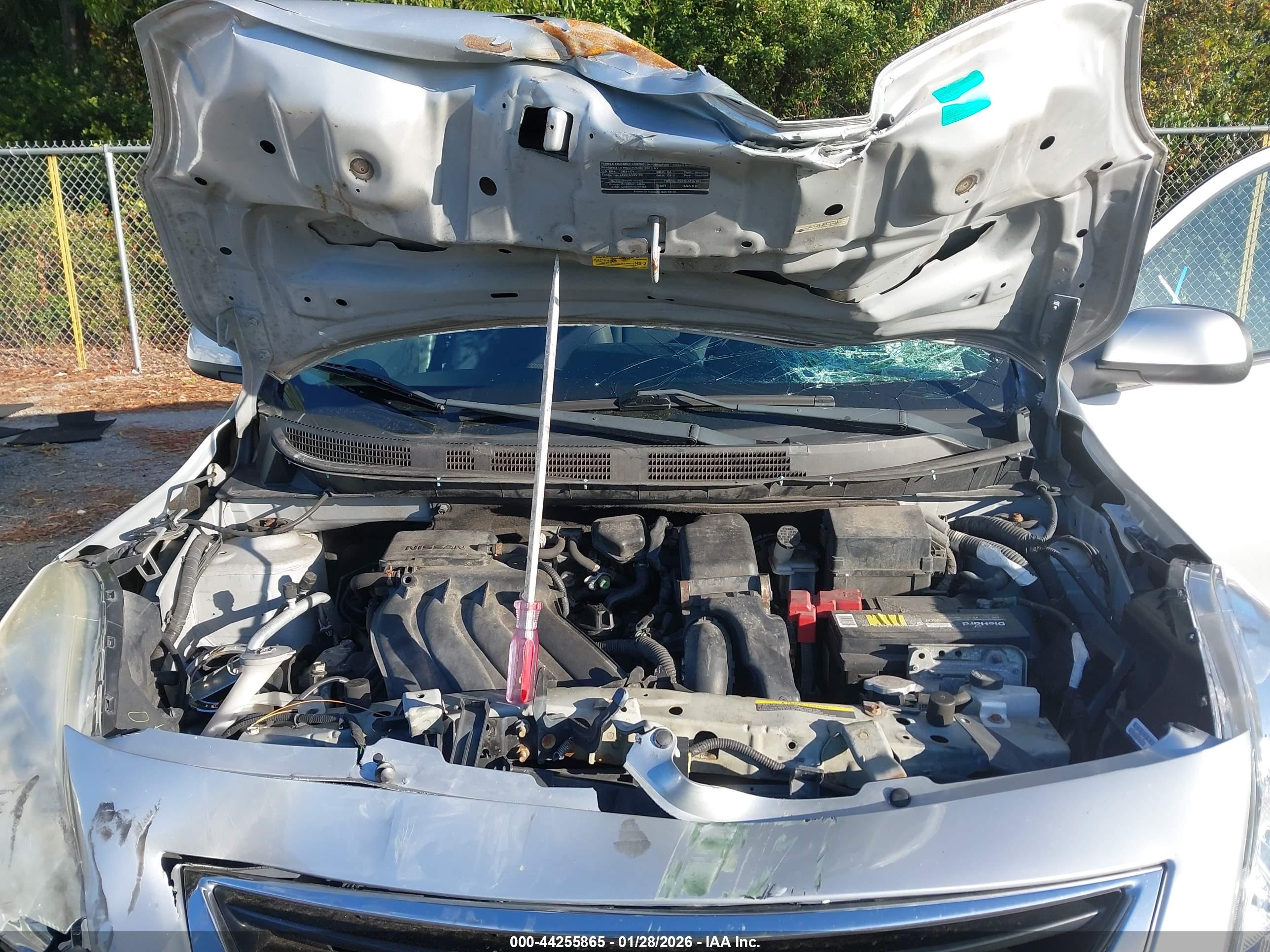 NISSAN VERSA image 10