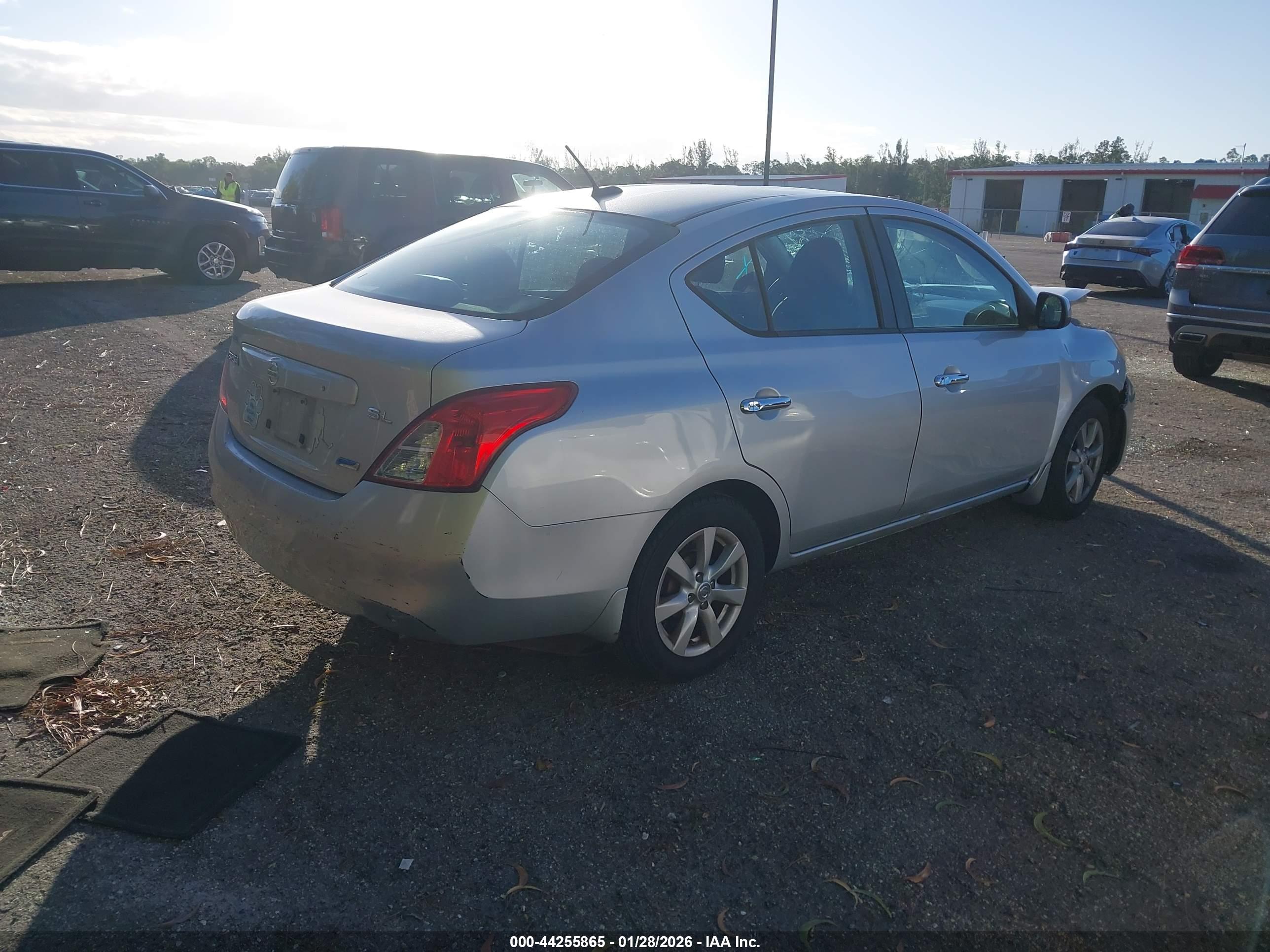 NISSAN VERSA image 4