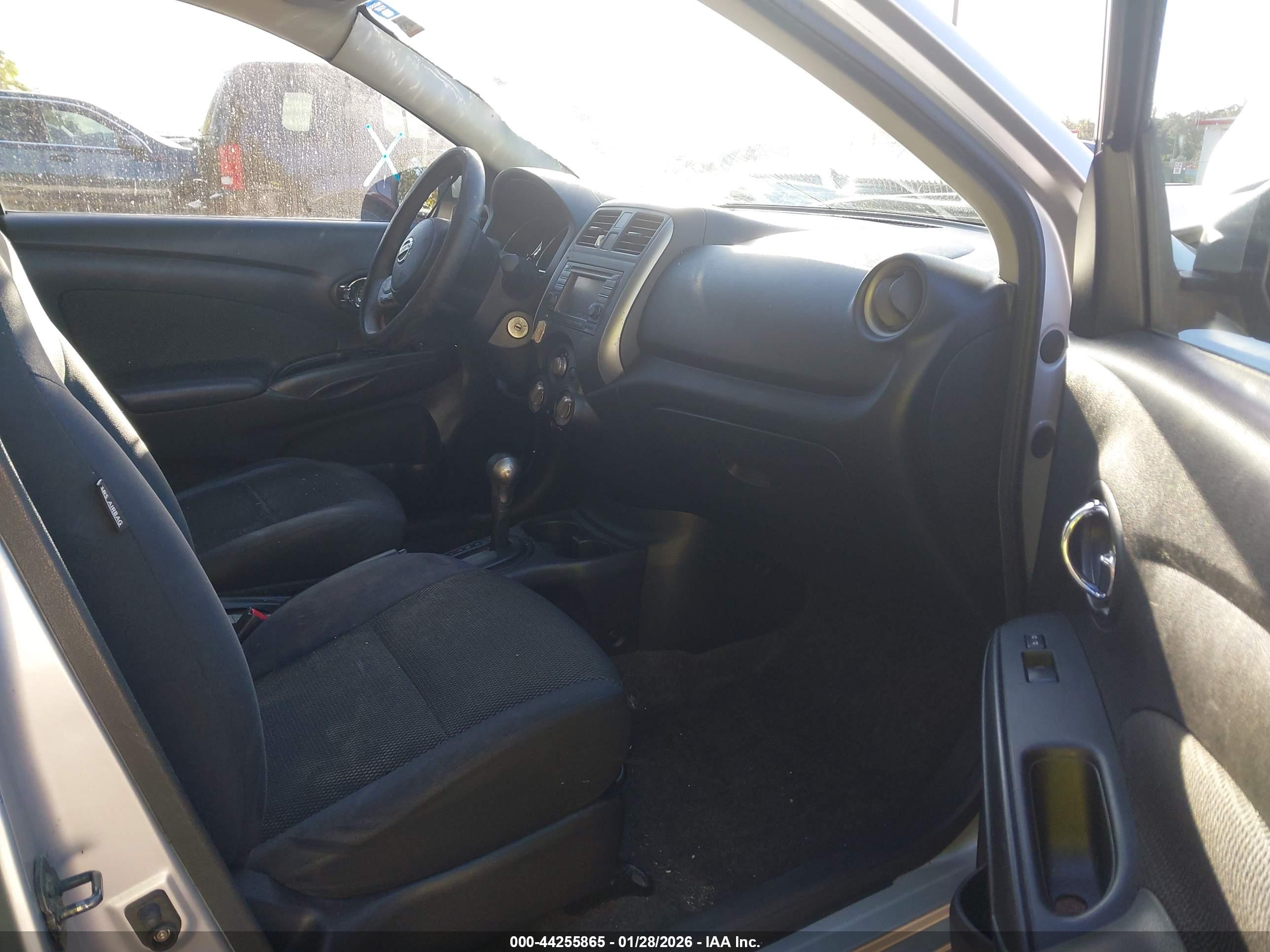 NISSAN VERSA image 5