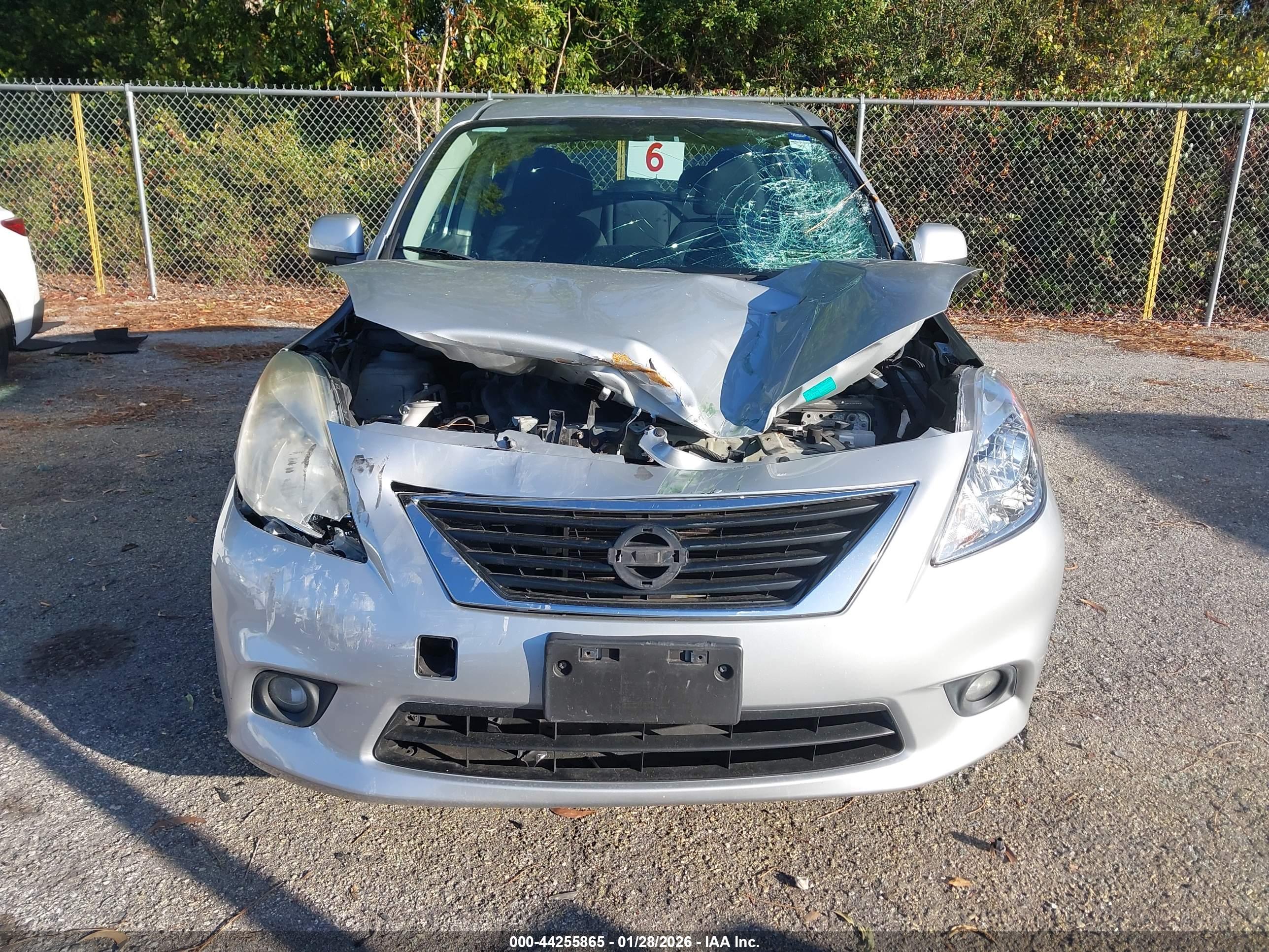 NISSAN VERSA image 6
