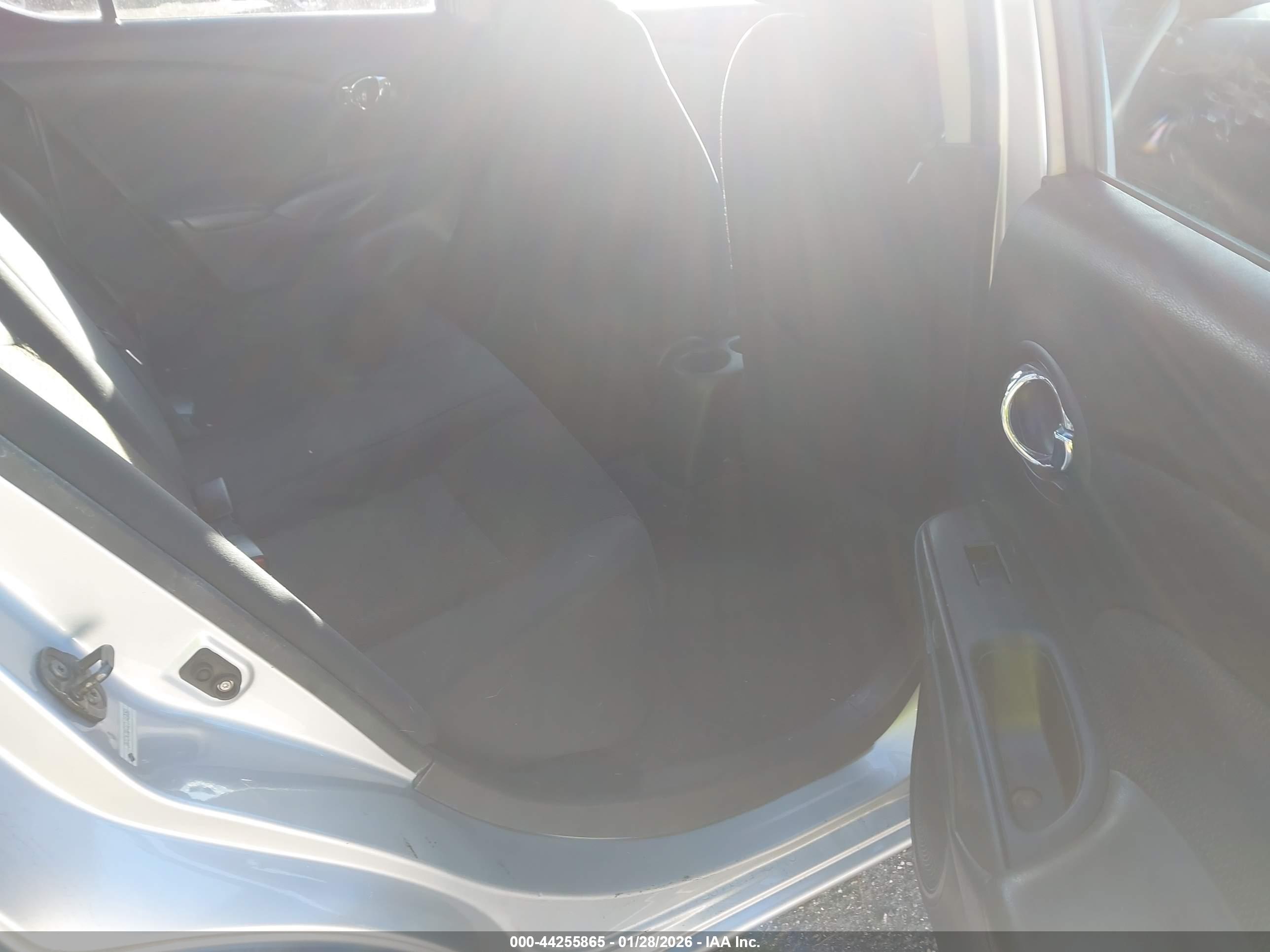 NISSAN VERSA image 8
