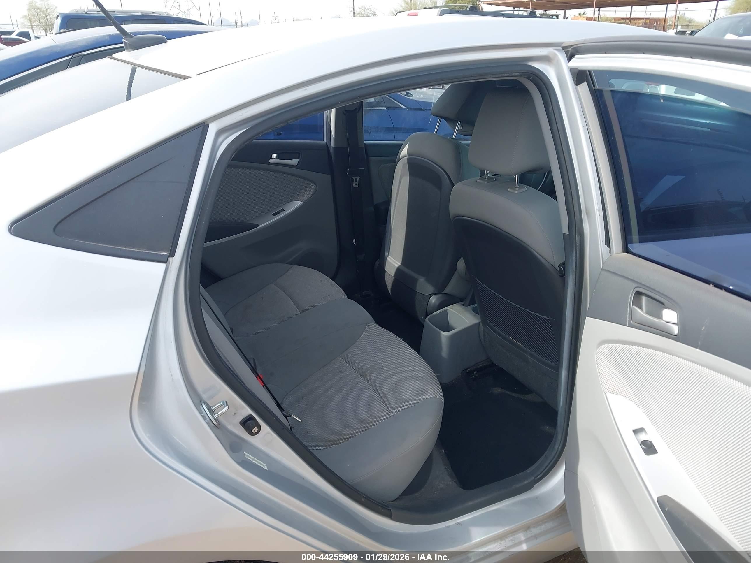 HYUNDAI ACCENT image 8