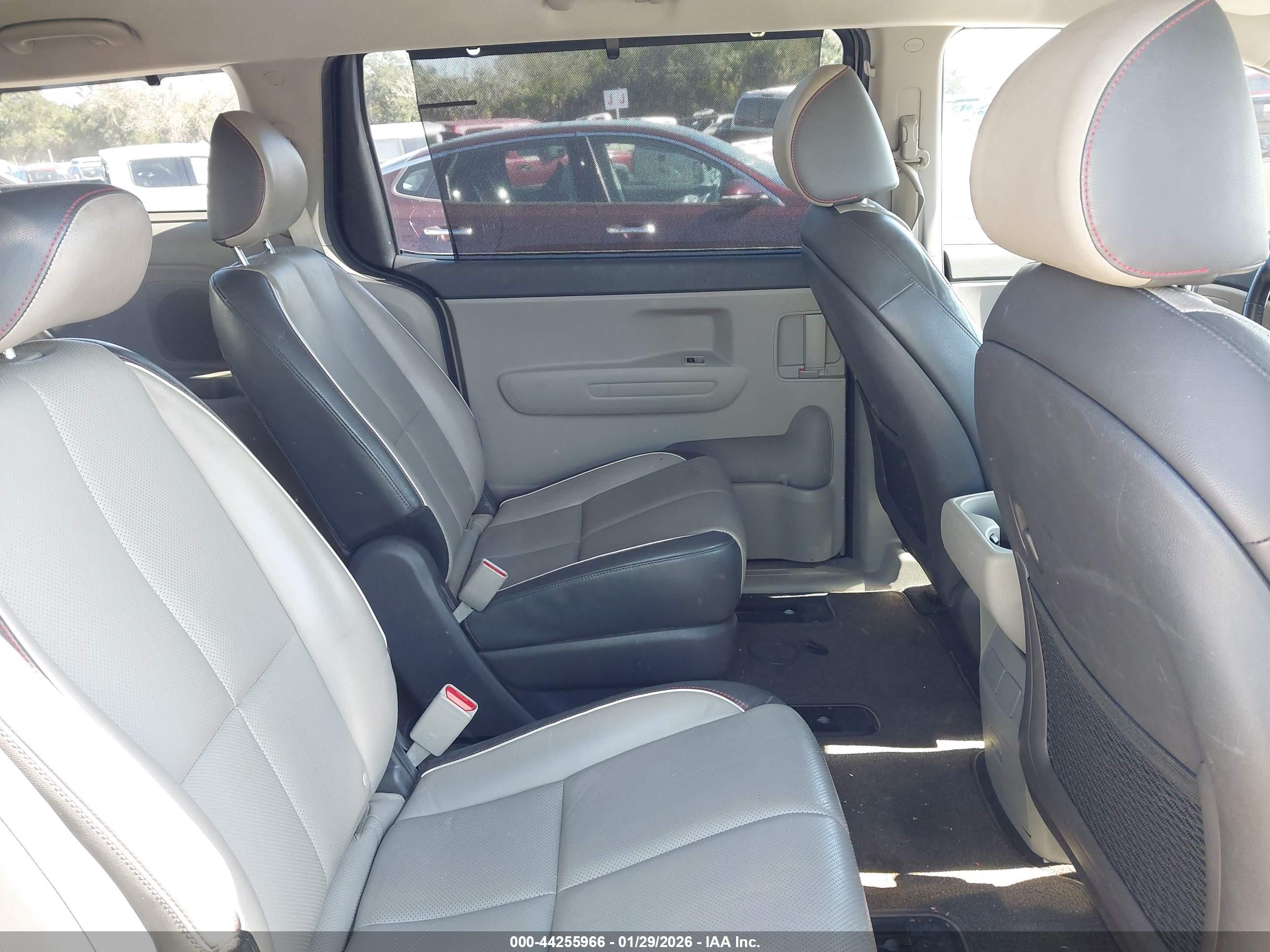 KIA SEDONA image 8