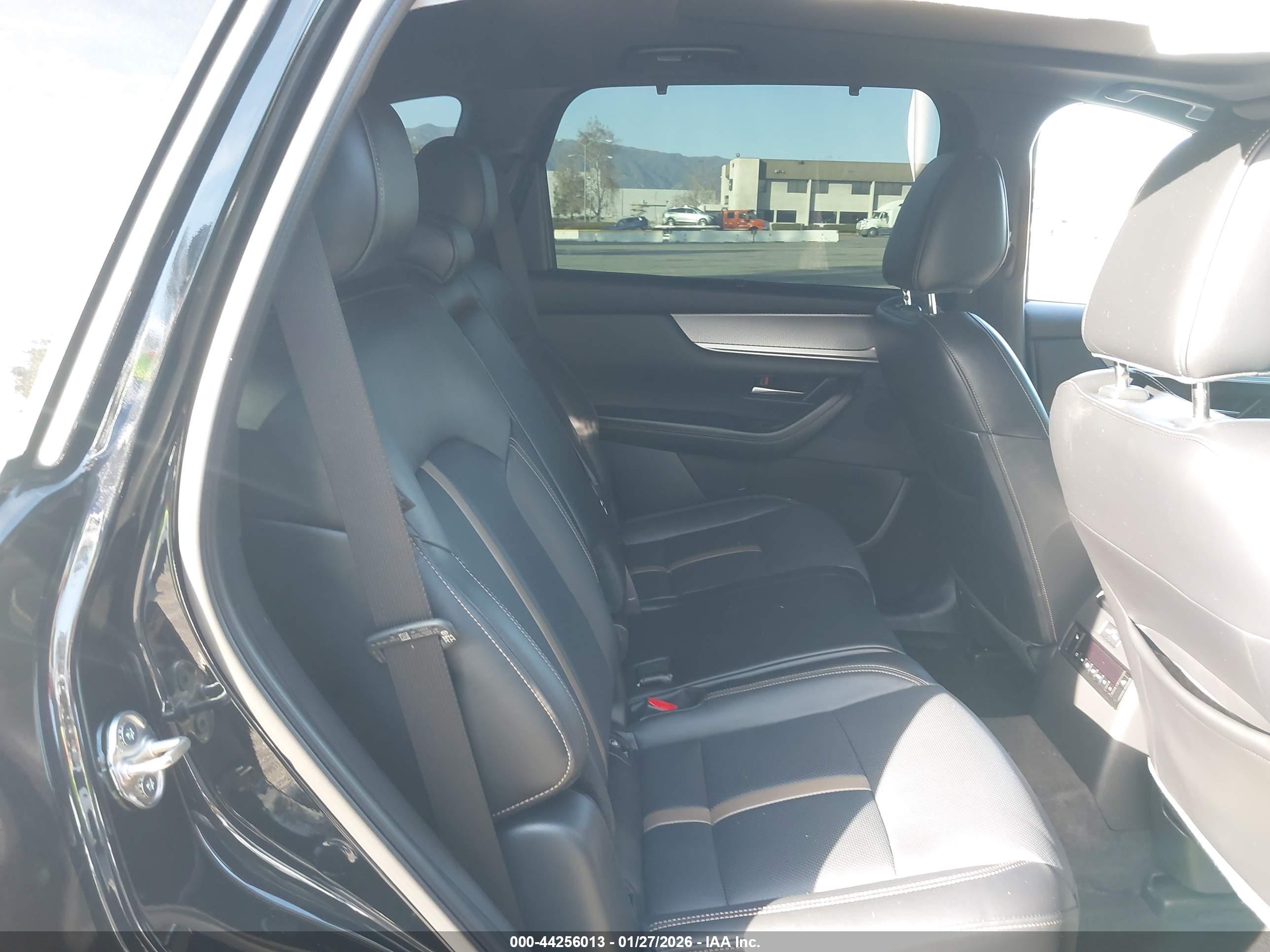 MAZDA CX-70 image 8