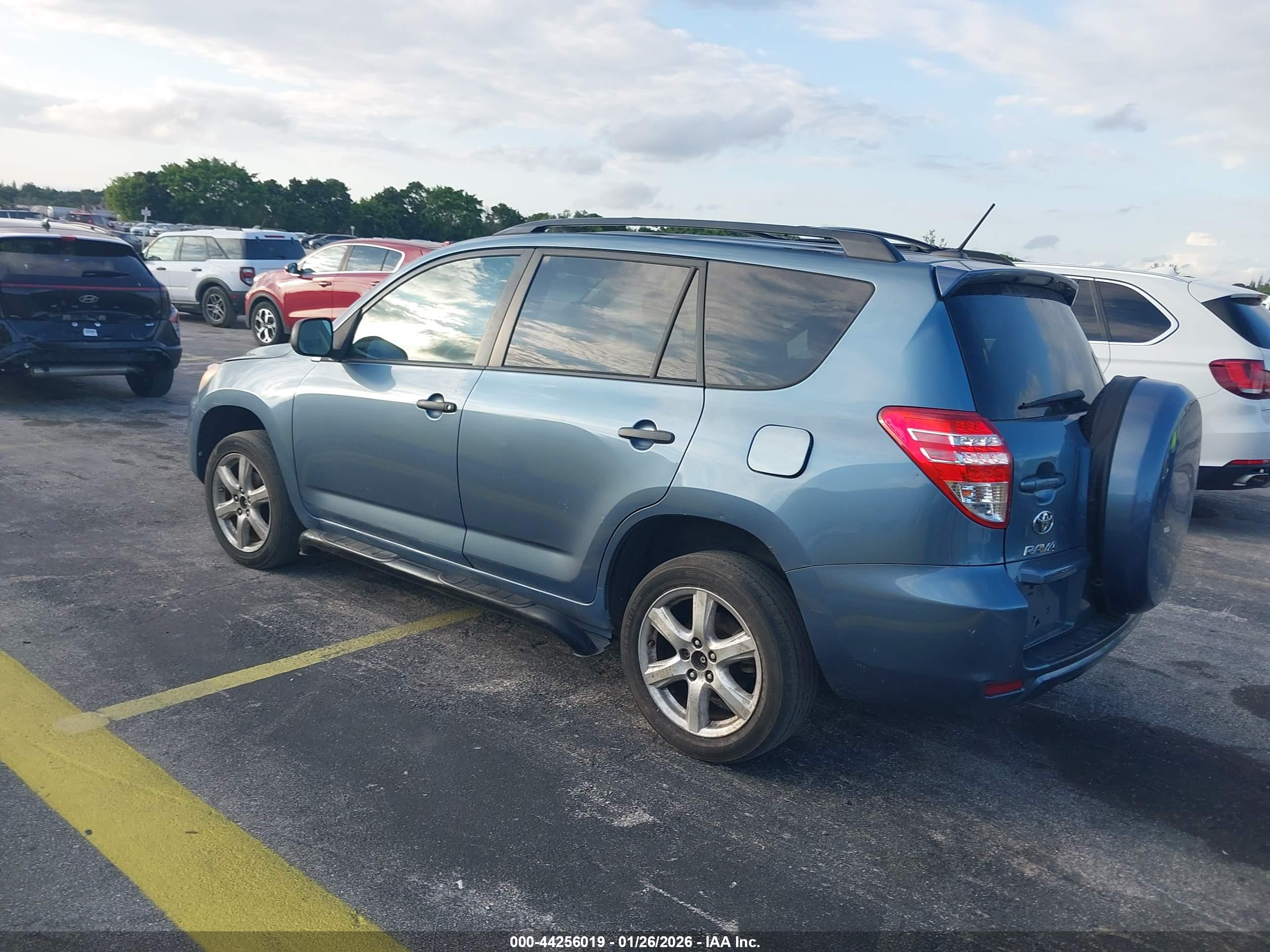 TOYOTA RAV4 image 3