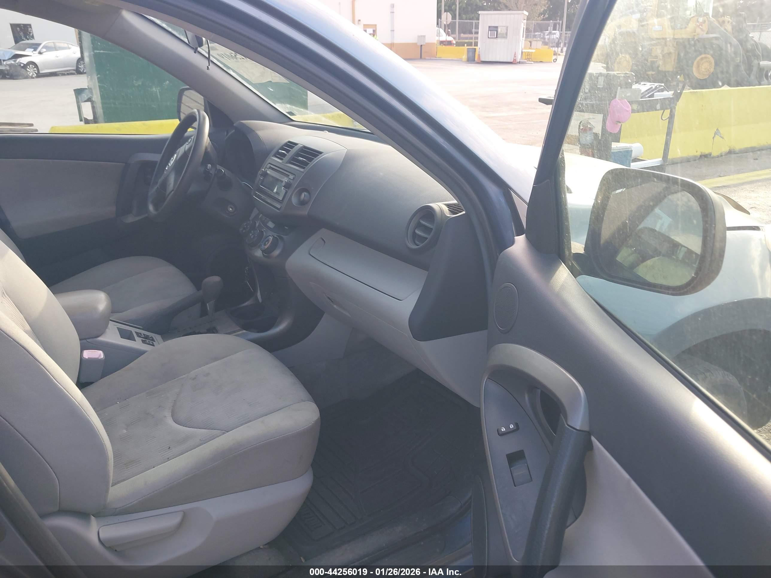 TOYOTA RAV4 image 5