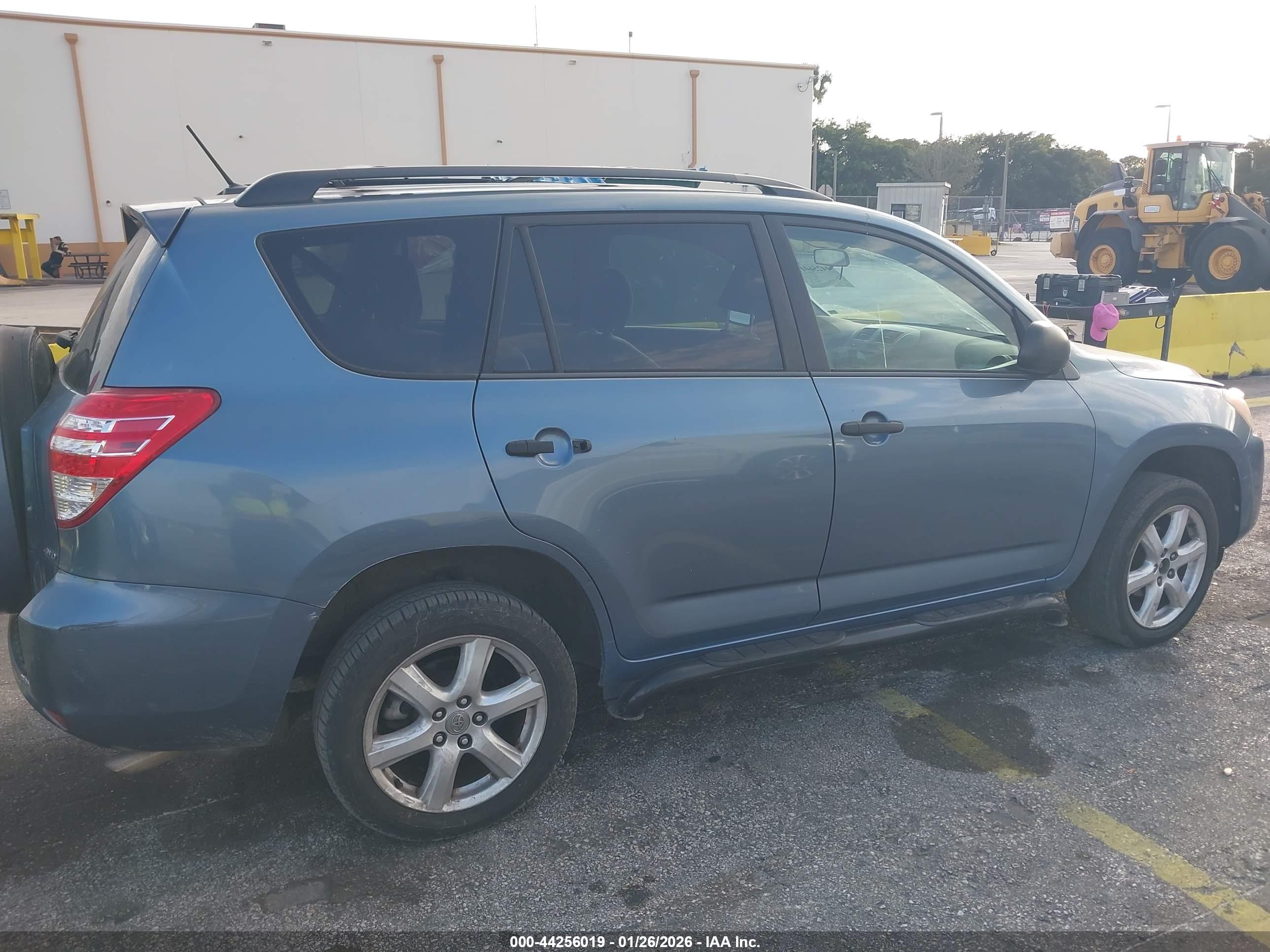 TOYOTA RAV4 image 6