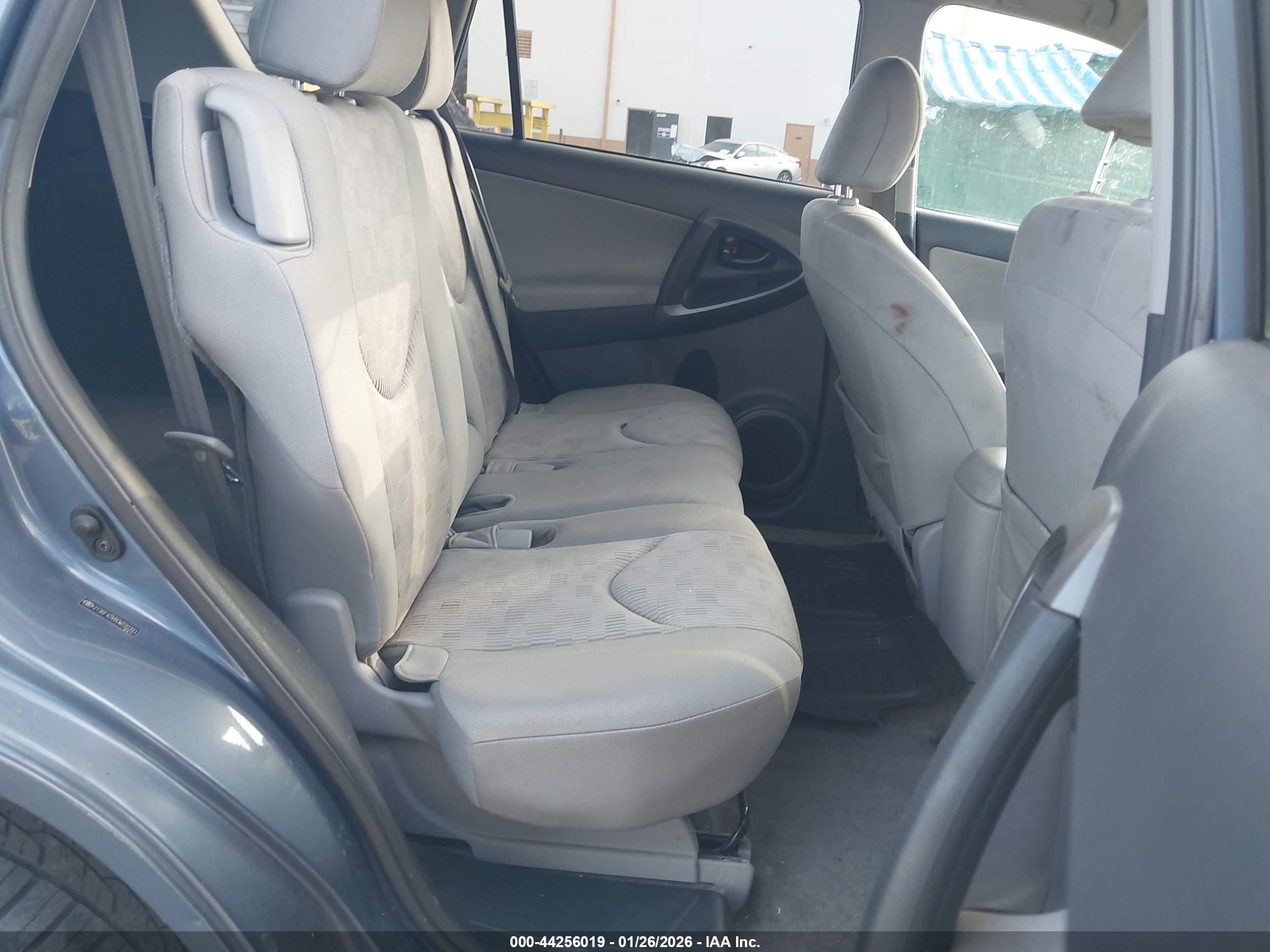 TOYOTA RAV4 image 8
